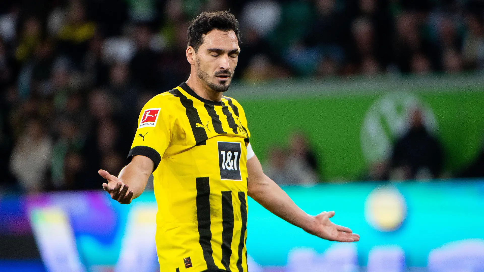 Mats Hummels Borussia Dortmund 15 aergert sich und ist unzufrieden, GER, VfL Wolfsburg vs. Borussia Dortmund, 1. Fussball Bundesliga, 14. Spieltag, Spielzeit 2022/2023, 08.11.2022 DFB/DFL regulations prohibit any use of photographs as image sequences and/or quasi-video GER, VfL Wolfsburg vs. Borussia Dortmund, 1. Fussball Bundesliga, 14. Spieltag, Spielzeit 2022/2023, 08.11.2022 Wolfsburg *** Mats Hummels Borussia Dortmund 15 aergert sich und ist unzufrieden GER, VfL Wolfsburg vs Borussia Dortmund, 1 Fussball Bundesliga, 14 Spieltag, Spielzeit 2022 2023, 08 11 2022 DFB DFL regulations prohibit any use of photographs as image sequences and or quasi video GER, VfL Wolfsburg vs Borussia Dortmund, 1 Fussball Bundesliga, 14 Spieltag, Spielzeit 2022 2023, 08 11 2022 Wolfsburg Copyright: xEibner/Memmlerx EP_MMR