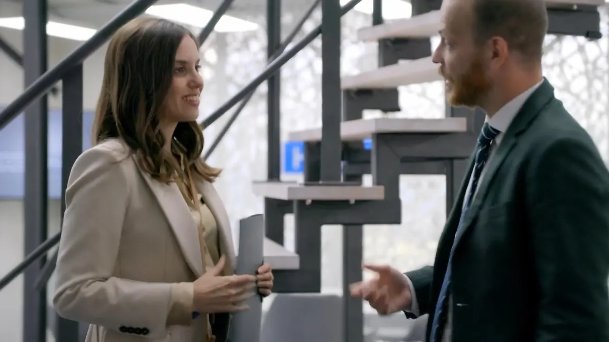 Bettina macht schnell Bekanbschaft mit Tobias.