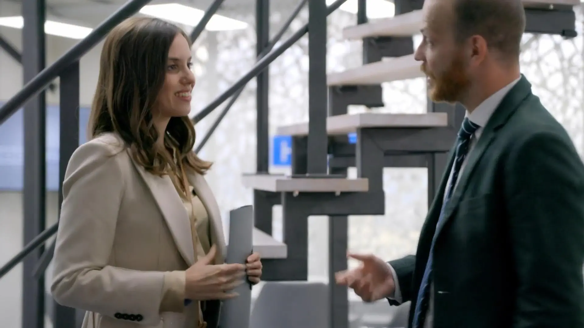 Bettina macht schnell Bekanbschaft mit Tobias.