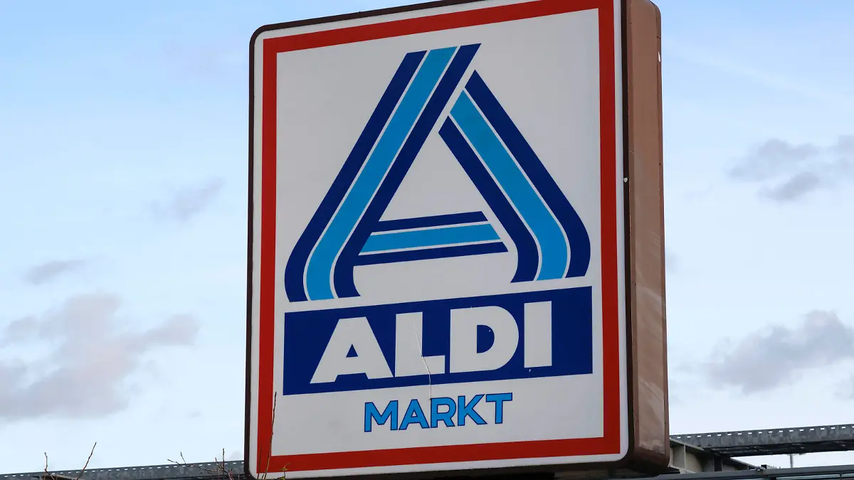 Aldi Markt, Schild mit Logo, Nordrhein-Westfalen, Deutschland, Europa *** Aldi Markt, sign with logo, North Rhine-Westphalia, Germany, Europe 1100401294