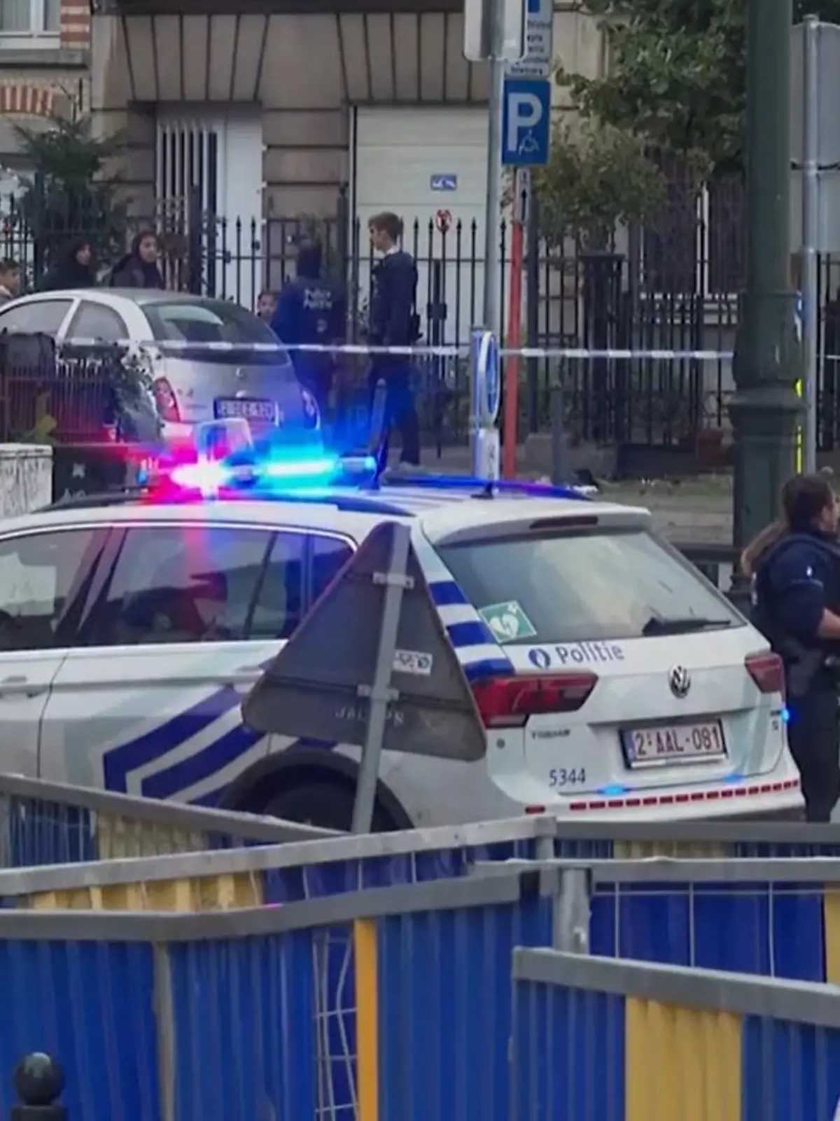 Polizisten in einer Straße.