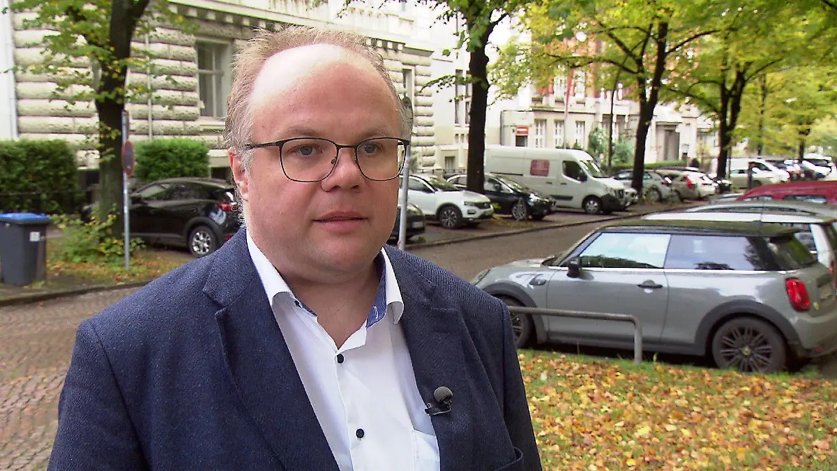 Rechtsanwalt Dr. Dominic Vogg vor seiner Kanzlei