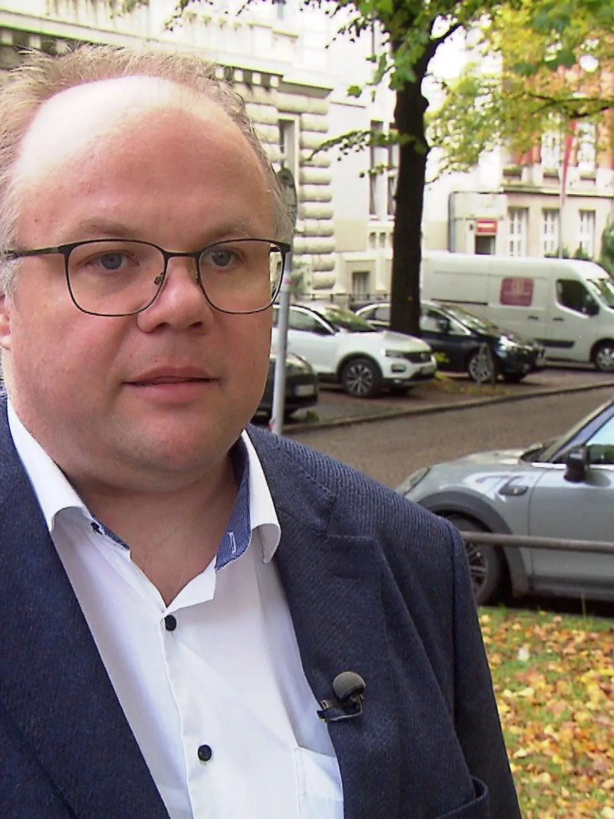 Rechtsanwalt Dr. Dominic Vogg vor seiner Kanzlei