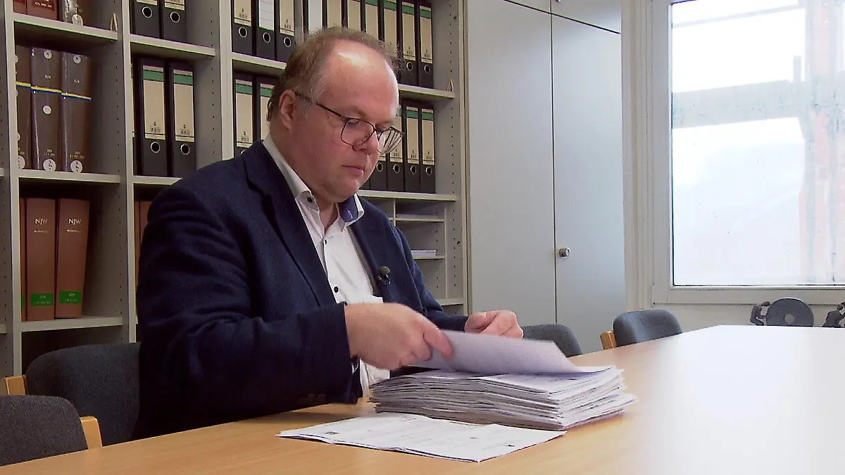 Dominic Vogg mit einer Akte voller Strafzettel
