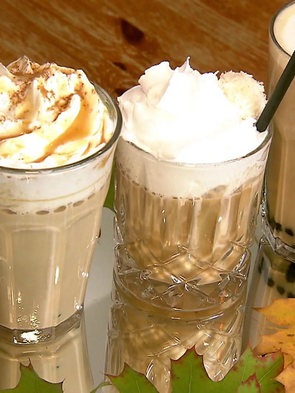 Jetzt wird’s warm, süß und vor allem: lecker!

Darf es mal was anderes als Pumpkin Spice Latte sein? Auch wenn der Kürbis aus dem Herbst kaum wegzudenken ist, kann es auch Alternativen geben. RTL hat die Rezepte für drei köstliche Drinks, die durchaus Anwärter für DEN Herbstdrink des Jahres sein könnten.