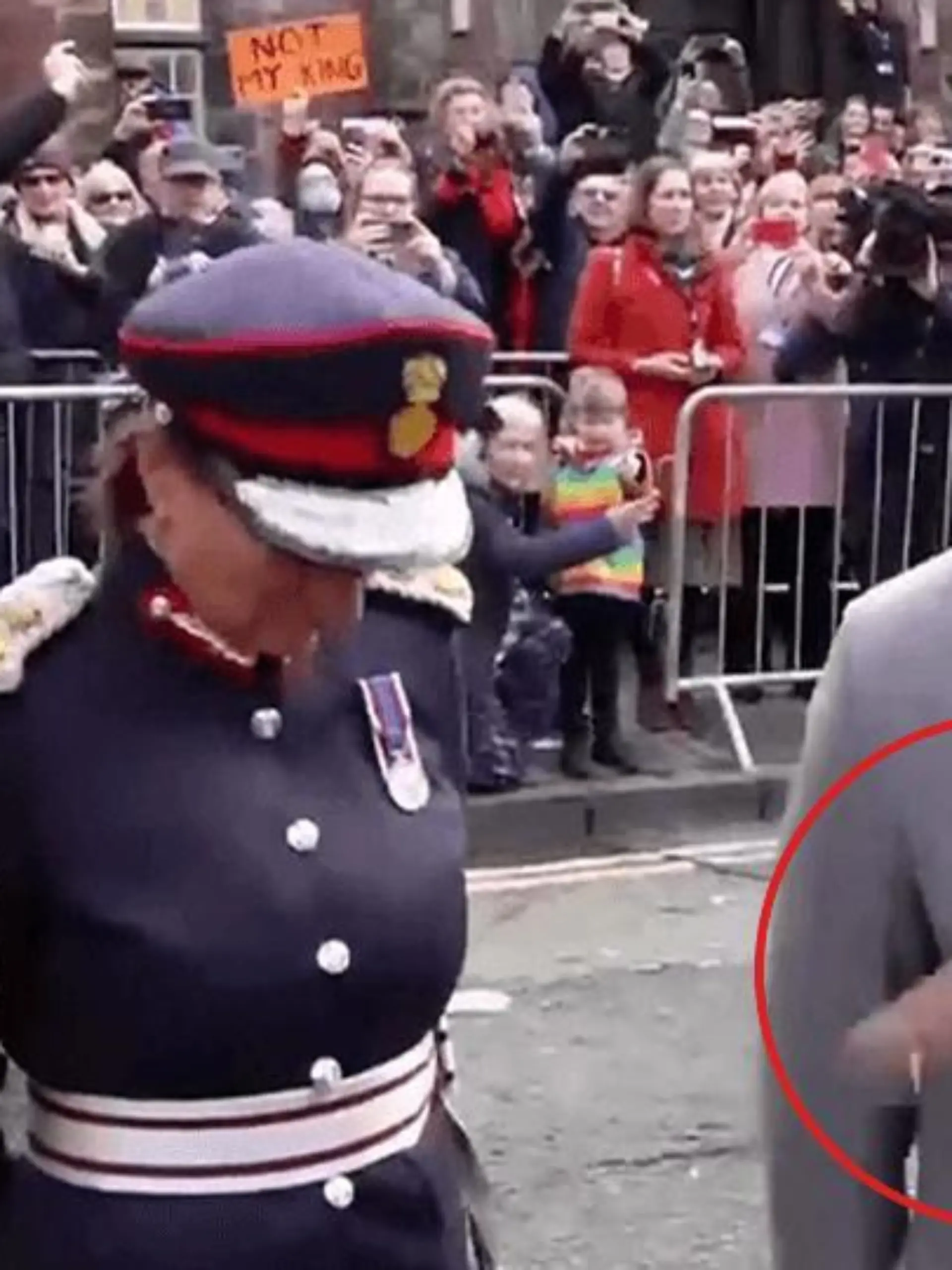 König Charles wurde mit Eiern beworfen.