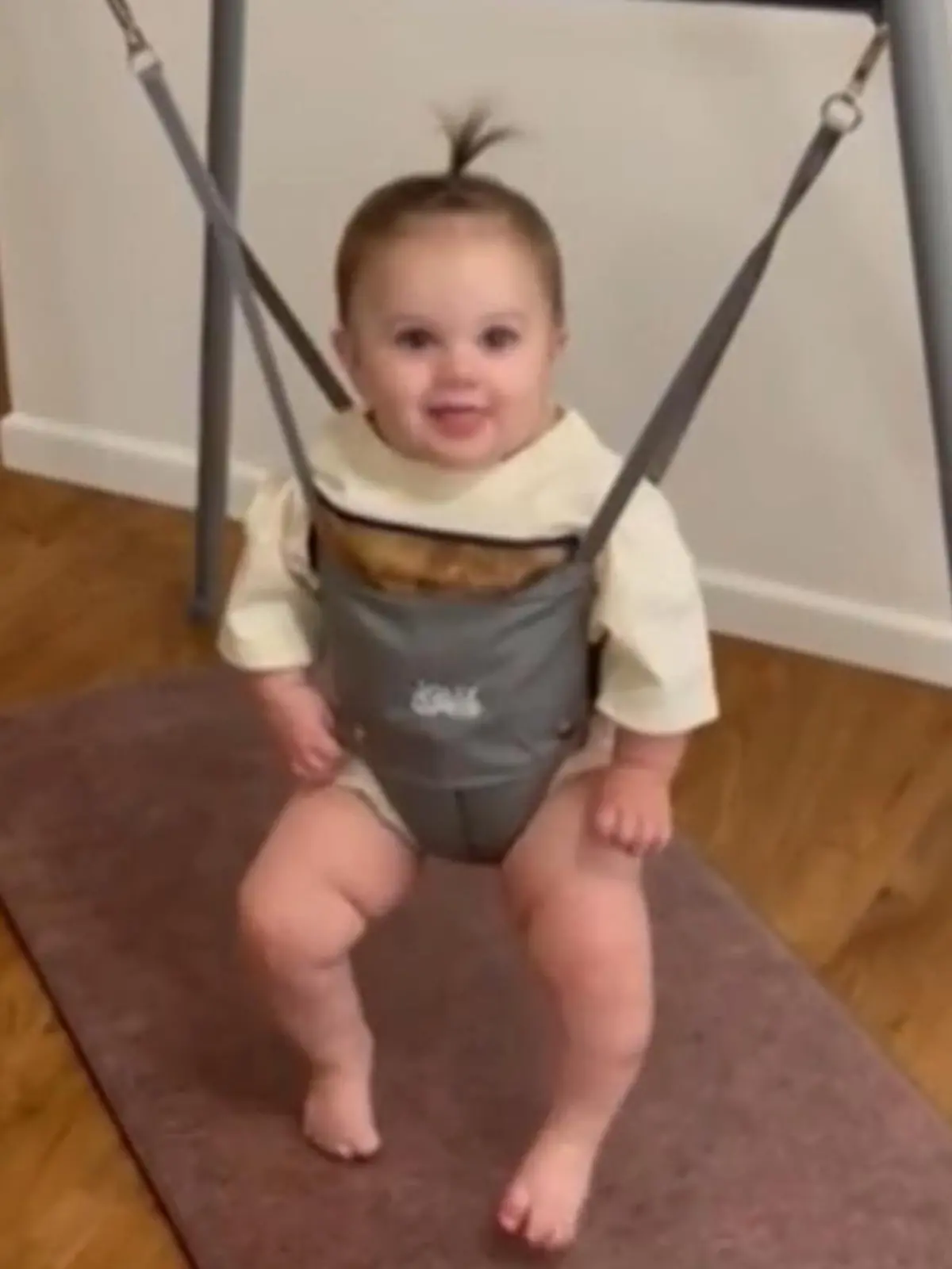 Viele Babys mögen schöne lustige Kinderlieder. Oakley dagegen steht auf Hard-Rock! Auf welche Band genau, erfahren Sie im Video.