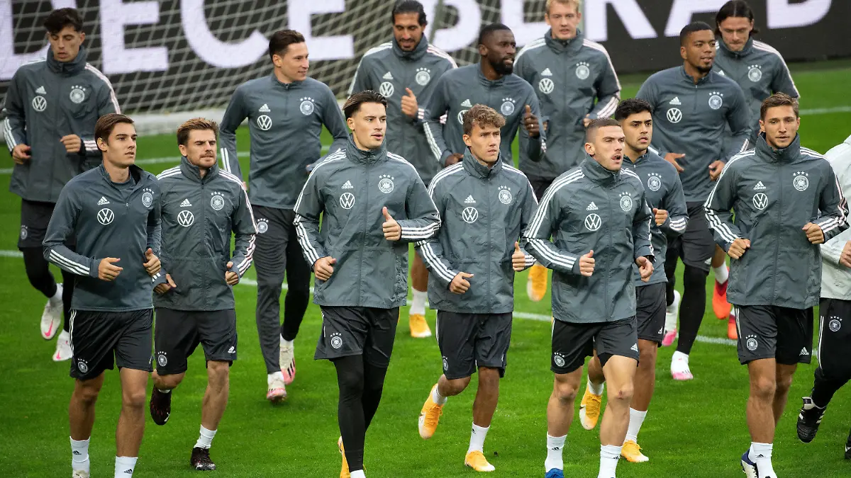 06.10.2020, Nordrhein-Westfalen, Köln: Fußball: Nationalmannschaft, am Tag vor dem Test-Länderspiel gegen die Türkei. Die Spieler machen sich während des Trainings der Nationalmannschaft im RheinEnergie - Stadion warm. Foto: Federico Gambarini/dpa - WICHTIGER HINWEIS: Gemäß den Vorgaben der DFL Deutsche Fußball Liga bzw. des DFB Deutscher Fußball-Bund ist es untersagt, in dem Stadion und/oder vom Spiel angefertigte Fotoaufnahmen in Form von Sequenzbildern und/oder videoähnlichen Fotostrecken zu verwerten bzw. verwerten zu lassen. +++ dpa-Bildfunk +++