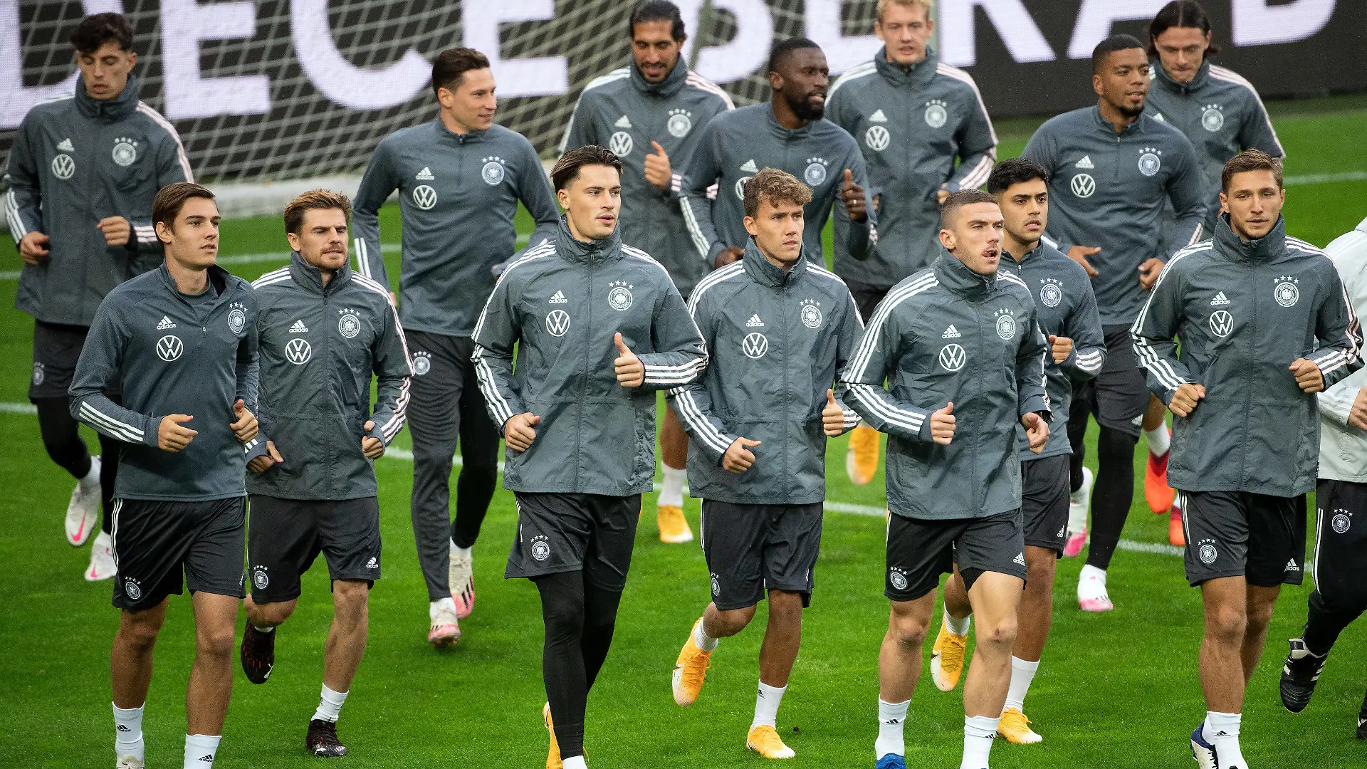 06.10.2020, Nordrhein-Westfalen, Köln: Fußball: Nationalmannschaft, am Tag vor dem Test-Länderspiel gegen die Türkei. Die Spieler machen sich während des Trainings der Nationalmannschaft im RheinEnergie - Stadion warm. Foto: Federico Gambarini/dpa - WICHTIGER HINWEIS: Gemäß den Vorgaben der DFL Deutsche Fußball Liga bzw. des DFB Deutscher Fußball-Bund ist es untersagt, in dem Stadion und/oder vom Spiel angefertigte Fotoaufnahmen in Form von Sequenzbildern und/oder videoähnlichen Fotostrecken zu verwerten bzw. verwerten zu lassen. +++ dpa-Bildfunk +++