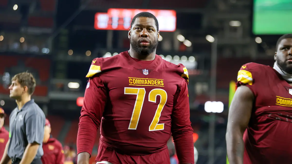 CLEVELAND, OH - AUGUST 11: Washington Commanders offensive tackle Charles Leno Jr. 72 leaves the field following the National Football League preseason game between the Washington Commanders and Cleveland Browns on August 11, 2023, at Cleveland Browns Stadium in Cleveland, OH. Photo by Frank Jansky/Icon Sportswire NFL, American Football Herren, USA AUG 11 Preseason - Commanders at Browns EDITORIAL USE ONLY Icon230811150
