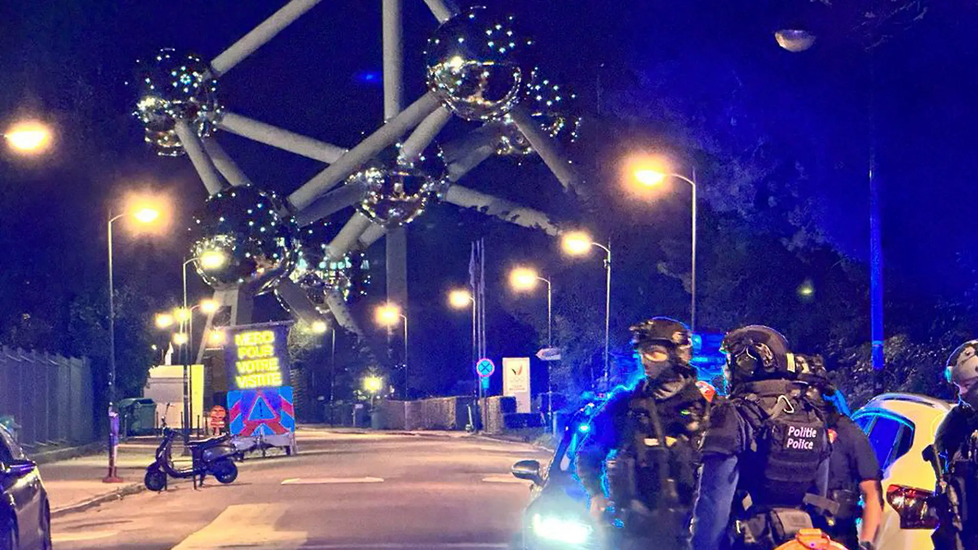 16.10.2023, Belgien, Brüssel: Polizeipatrouille vor dem König-Baudouin-Stadion, nachdem ein Spiel zwischen Belgien und Schweden nach einer Schießerei im Zentrum von Brüssel unterbrochen wurde. Nach den tödlichen Schüssen auf zwei Schweden in Brüssel, die Premierminister De Croo mit Terrorismus in Verbindung brachte, haben die belgischen Behörden am späten Montag die höchste Terrorwarnstufe in der Hauptstadt ausgerufen. Foto: Sylvain Plazy/AP/dpa +++ dpa-Bildfunk +++
