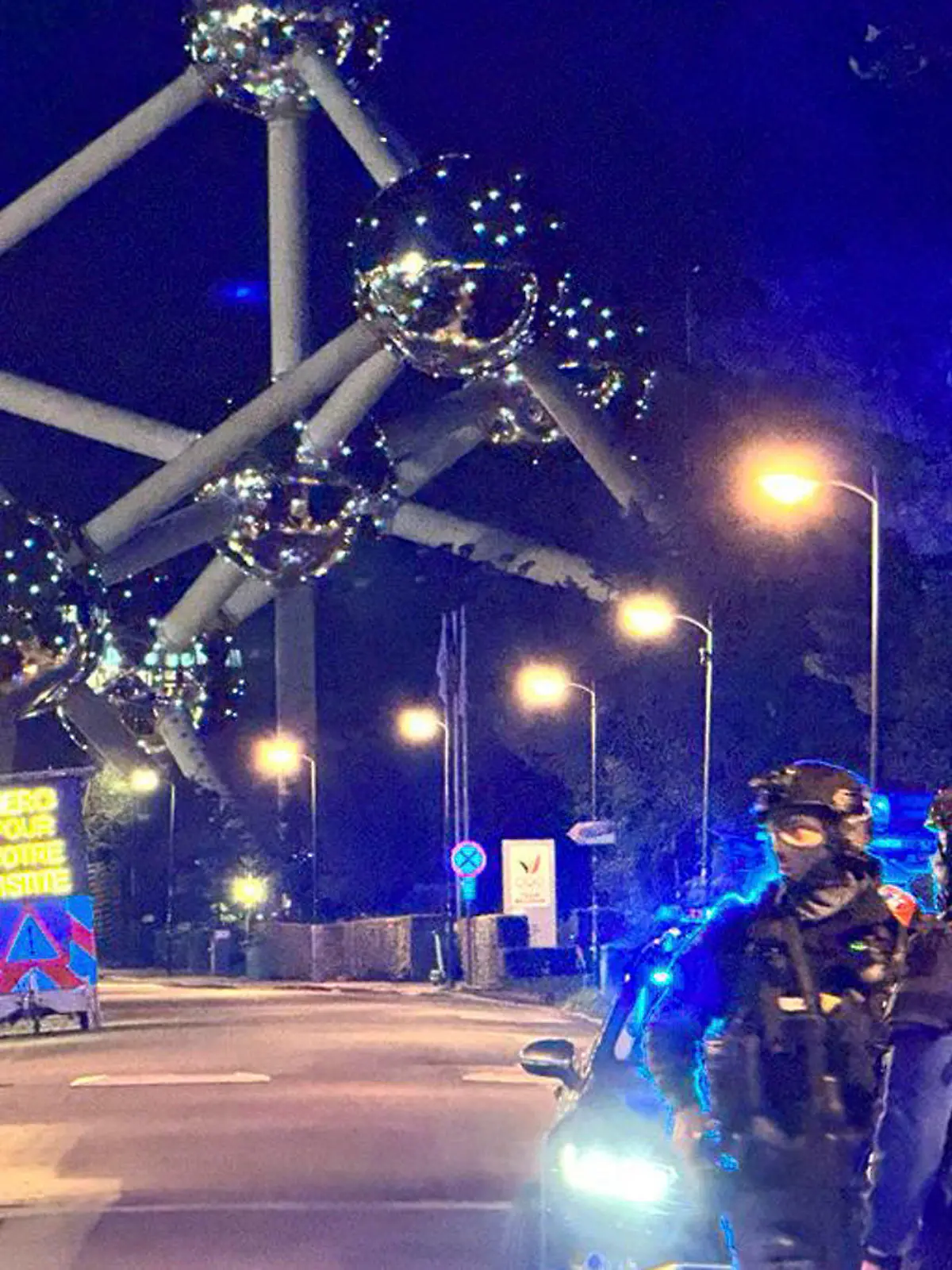 16.10.2023, Belgien, Brüssel: Polizeipatrouille vor dem König-Baudouin-Stadion, nachdem ein Spiel zwischen Belgien und Schweden nach einer Schießerei im Zentrum von Brüssel unterbrochen wurde. Nach den tödlichen Schüssen auf zwei Schweden in Brüssel, die Premierminister De Croo mit Terrorismus in Verbindung brachte, haben die belgischen Behörden am späten Montag die höchste Terrorwarnstufe in der Hauptstadt ausgerufen. Foto: Sylvain Plazy/AP/dpa +++ dpa-Bildfunk +++