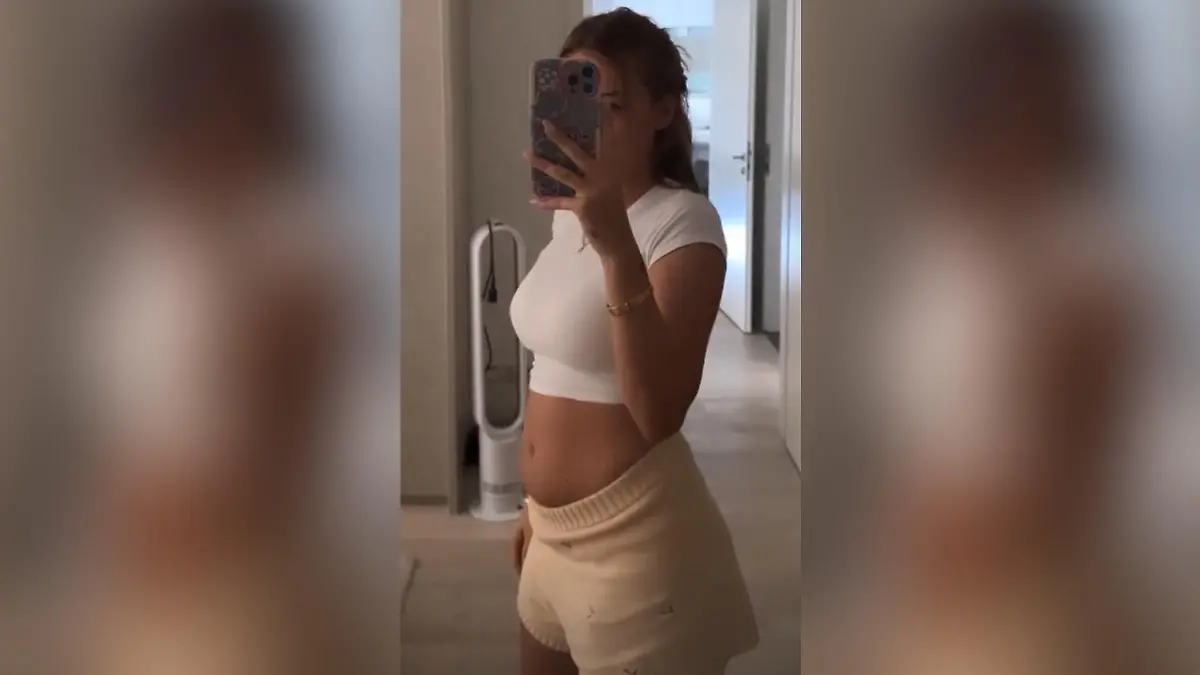 Laura Maria Rypa präsentiert zum ersten Mal stolz ihr kleines Babybäuchlein. Quelle: https://www.instagram.com/lauramaria.rpa/