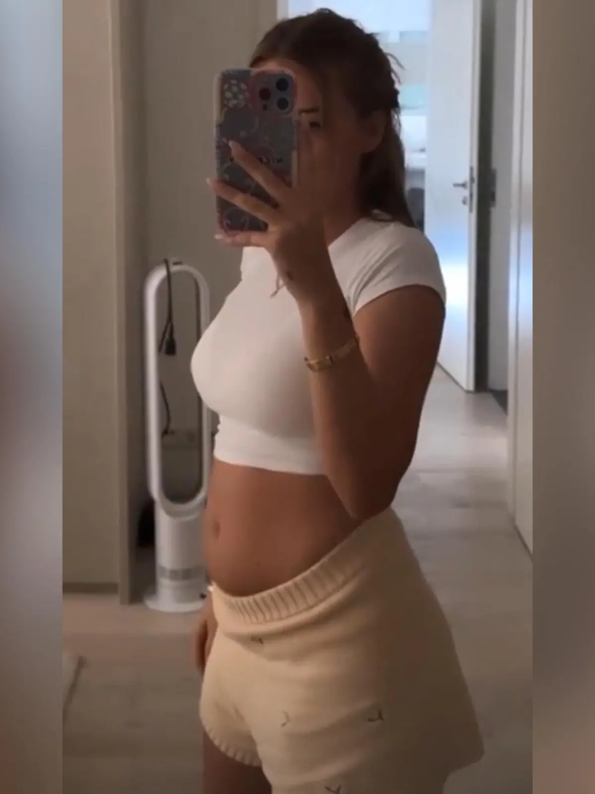 Laura Maria Rypa präsentiert zum ersten Mal stolz ihr kleines Babybäuchlein. Quelle: https://www.instagram.com/lauramaria.rpa/