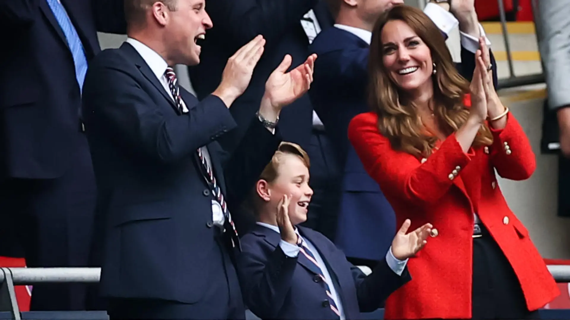 ARCHIV - 29.06.2021, Großbritannien, London: Fußball: EM, England - Deutschland, Finalrunde, Achtelfinale im Wembley Stadion. Der britische Prinz William, Herzog von Cambridge, seine Frau Kate, Herzogin von Cambridge, und ihr Sohn Prinz George stehen auf der Tribüne und feiern ein Tor für England. Prinz George feiert am 22.07.2021 seinen 8. Geburtstag. (zu dpa: «Thronfolger und Fußball-Fan: Prinz George wird acht Jahre alt») Foto: Christian Charisius/dpa +++ dpa-Bildfunk +++