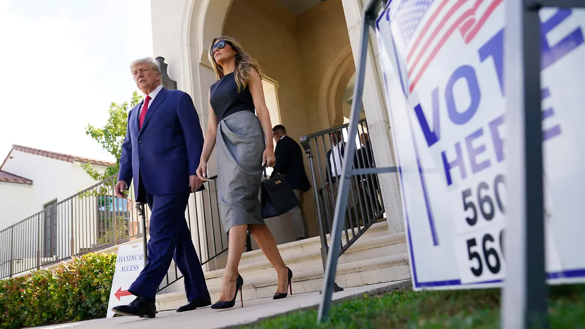 dpatopbilder - 08.11.2022, USA, Palm Beach: Donald Trump, ehemaliger Präsident der USA, und Melania Trump, ehemalige First Lady der USA, kommen am Wahltag nach der Stimmabgabe aus dem «Morton and Barbara Mandel Recreation Center». Foto: Andrew Harnik/AP/dpa +++ dpa-Bildfunk +++