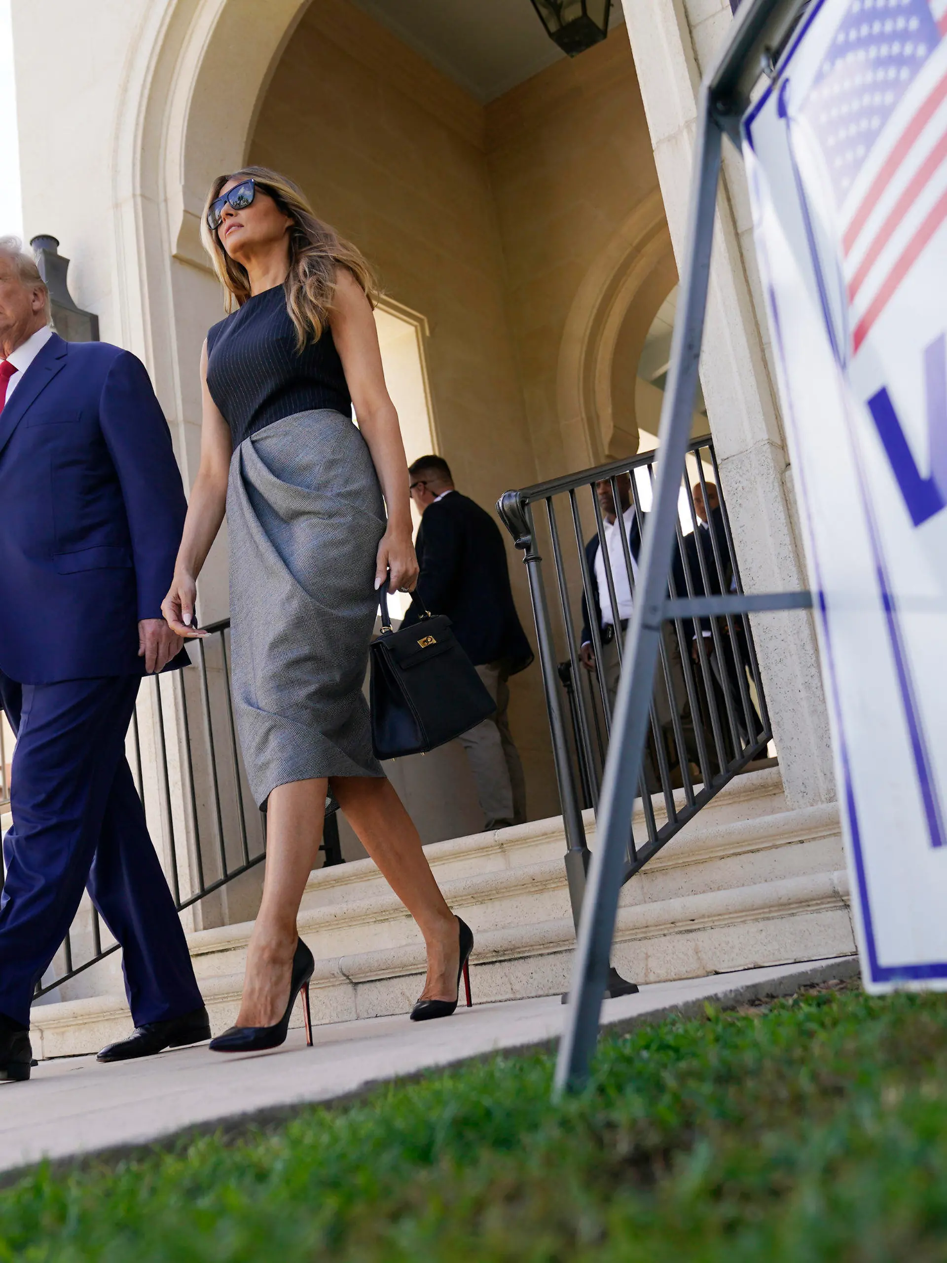 dpatopbilder - 08.11.2022, USA, Palm Beach: Donald Trump, ehemaliger Präsident der USA, und Melania Trump, ehemalige First Lady der USA, kommen am Wahltag nach der Stimmabgabe aus dem «Morton and Barbara Mandel Recreation Center». Foto: Andrew Harnik/AP/dpa +++ dpa-Bildfunk +++