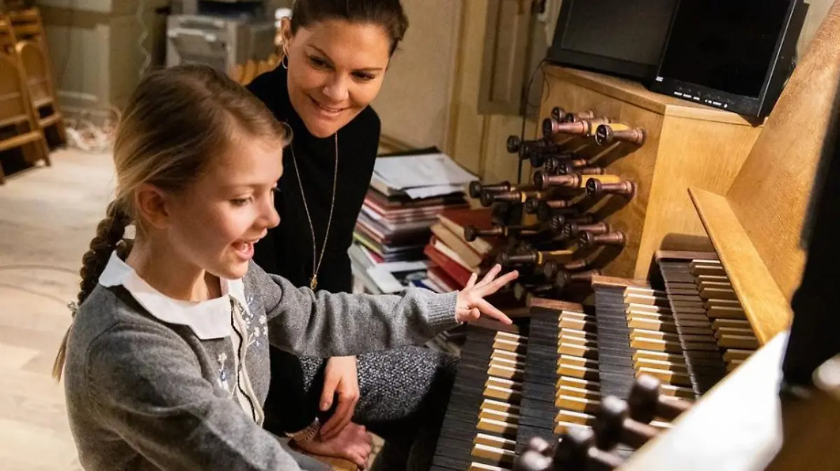 Kronprinzessin Victoria mit Tochter Estelle an der Orgel.