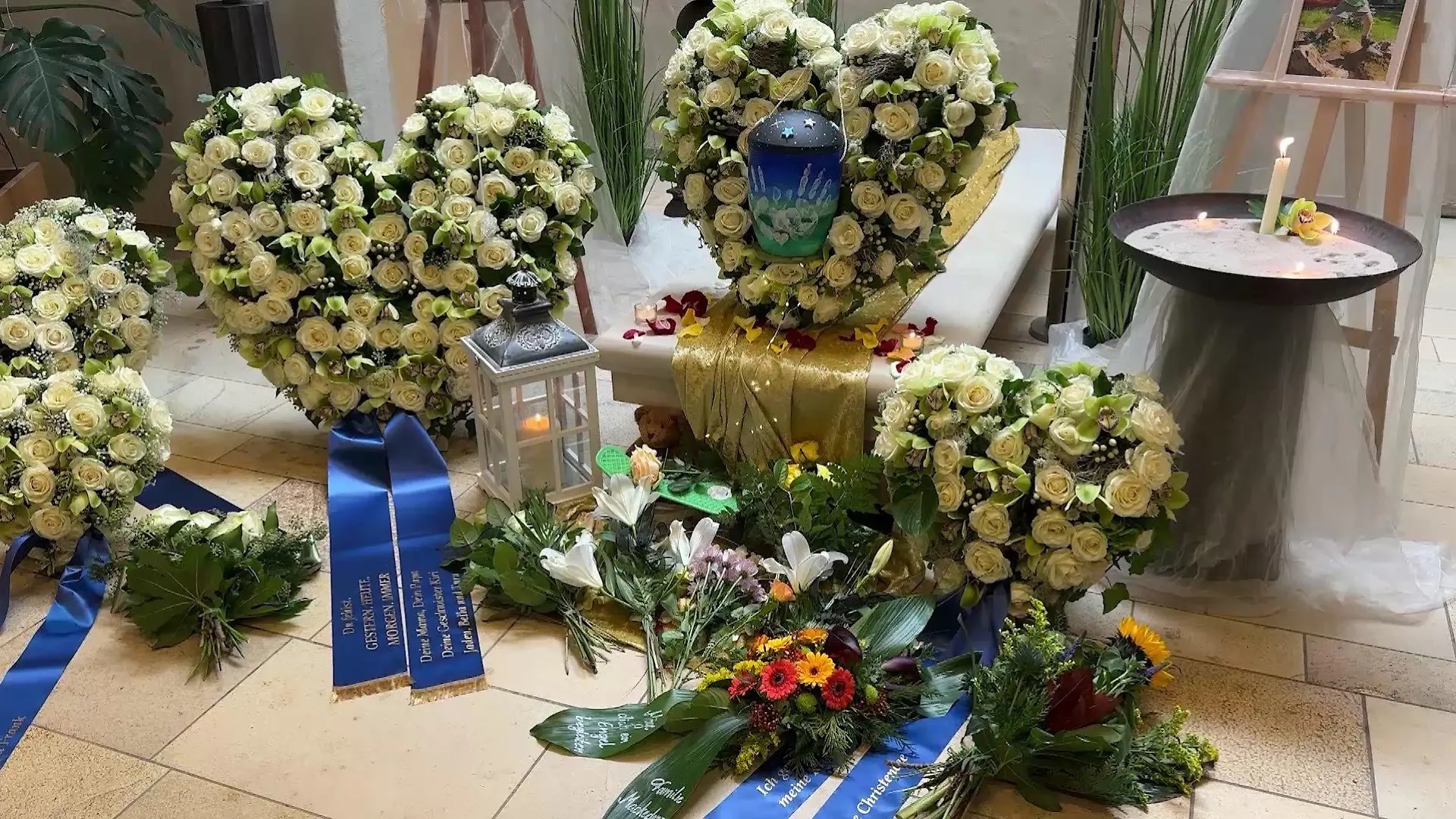 Mit Blumen und Kerzen trauern Familie und Bekannte am Dienstag in Neubrandenburg um Joel.