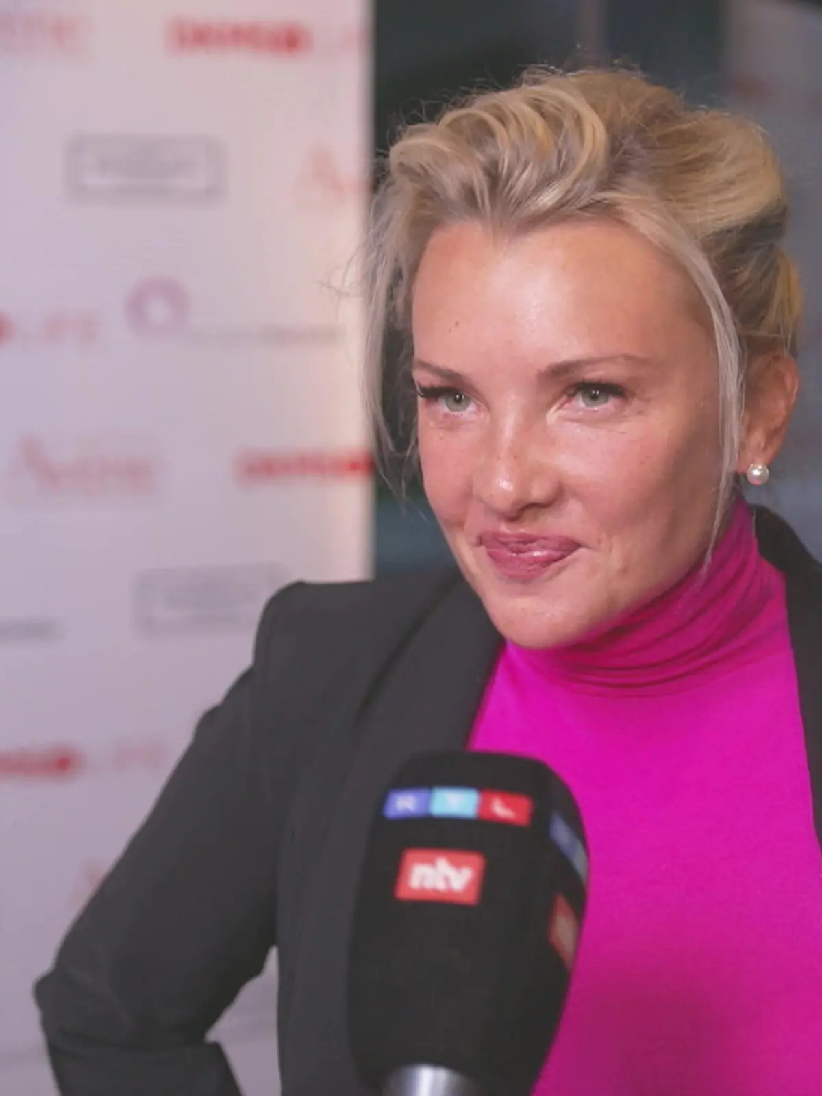 Bild zu: "Warum Evelyn oben ohne aufschlägt"