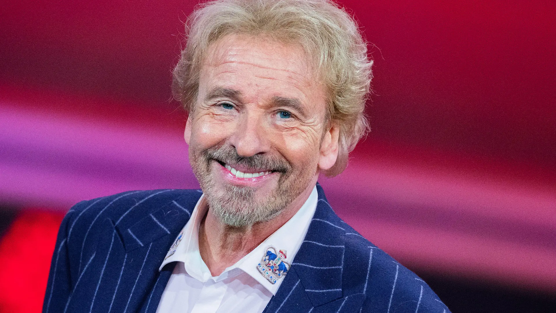 ARCHIV - 11.12.2022, Nordrhein-Westfalen, Hürth: Thomas Gottschalk, Moderator, steht beim RTL-Jahresrückblick "Menschen, Bilder, Emotionen 2022" im Studio. (zu dpa "Nach «Wetten, dass..?» feiert Gottschalk ein besonderes Jubiläum") Foto: Rolf Vennenbernd/dpa +++ dpa-Bildfunk +++