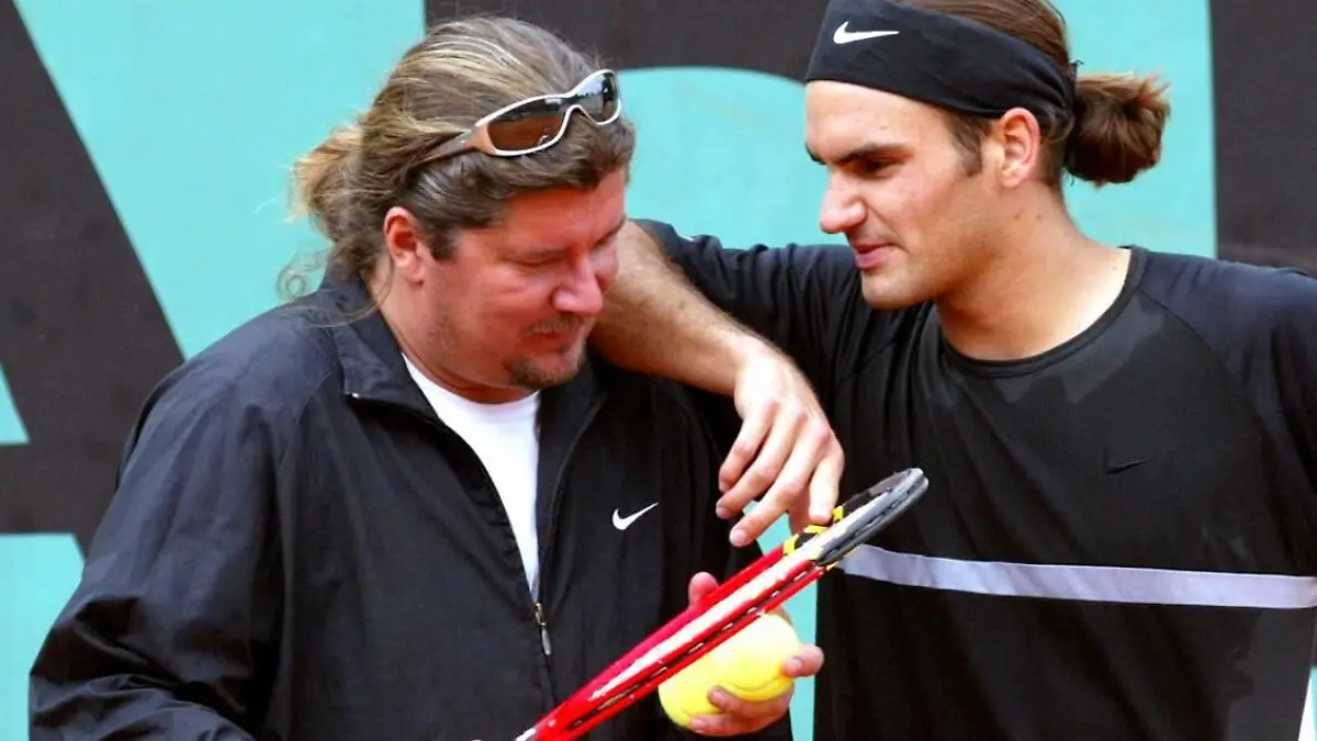 Bildnummer: 00972895  Datum: 22.05.2003  Copyright: imago/PanoramiC
Roger Federer (re., Schweiz) im Gespräch mit seinem Trainer Peter Lundgren (Schweden); Vdig, quer, Coach, Ball, Bälle, Schläger, Tennisschläger, French Open 2003, Grand Slam, ATP-Tour, Training, Paris Roland Garros Tennis Herren Einzel Frankreich Gruppenbild Randmotiv Personen