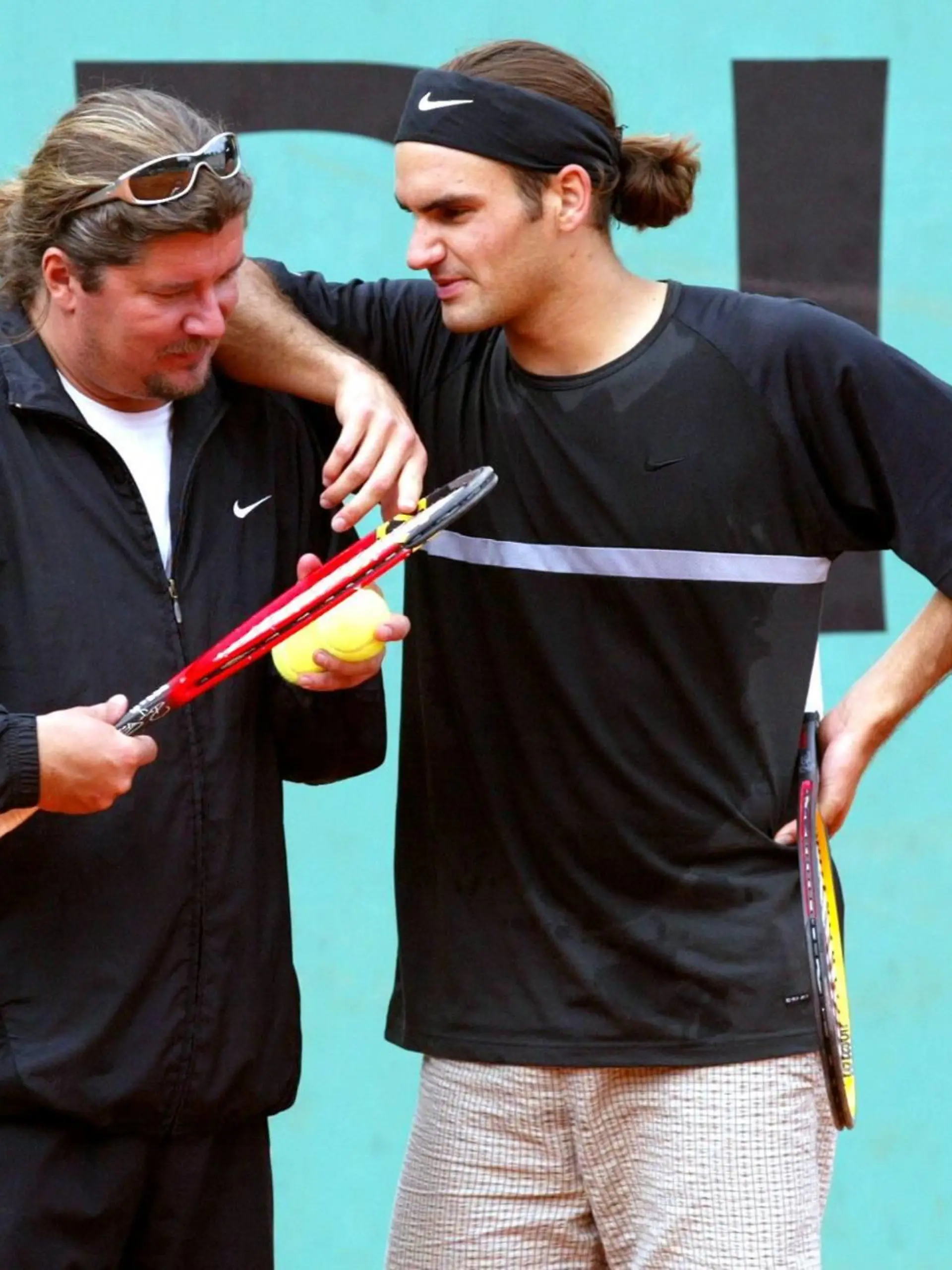 Bildnummer: 00972895  Datum: 22.05.2003  Copyright: imago/PanoramiC
Roger Federer (re., Schweiz) im Gespräch mit seinem Trainer Peter Lundgren (Schweden); Vdig, quer, Coach, Ball, Bälle, Schläger, Tennisschläger, French Open 2003, Grand Slam, ATP-Tour, Training, Paris Roland Garros Tennis Herren Einzel Frankreich Gruppenbild Randmotiv Personen