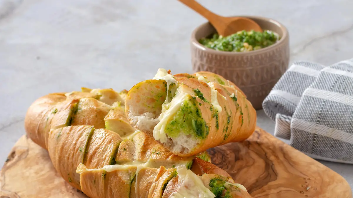 Zupfbrot mit Fontina und Basilikumpesto