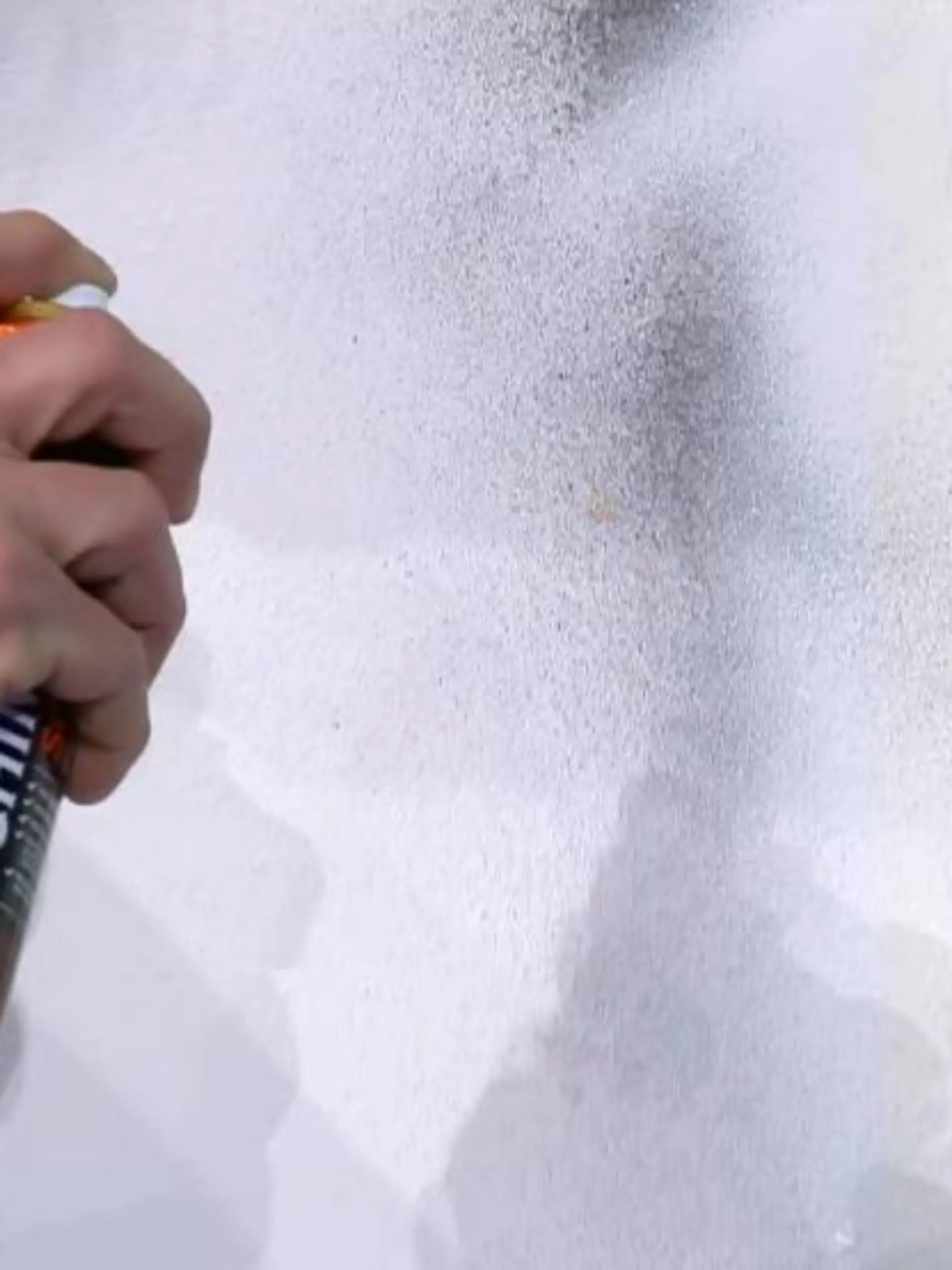 "Schimmel-Schock": Das weiße Farb-Spray soll ohne giftige Inhaltsstoffe gegen Schimmel wirken.