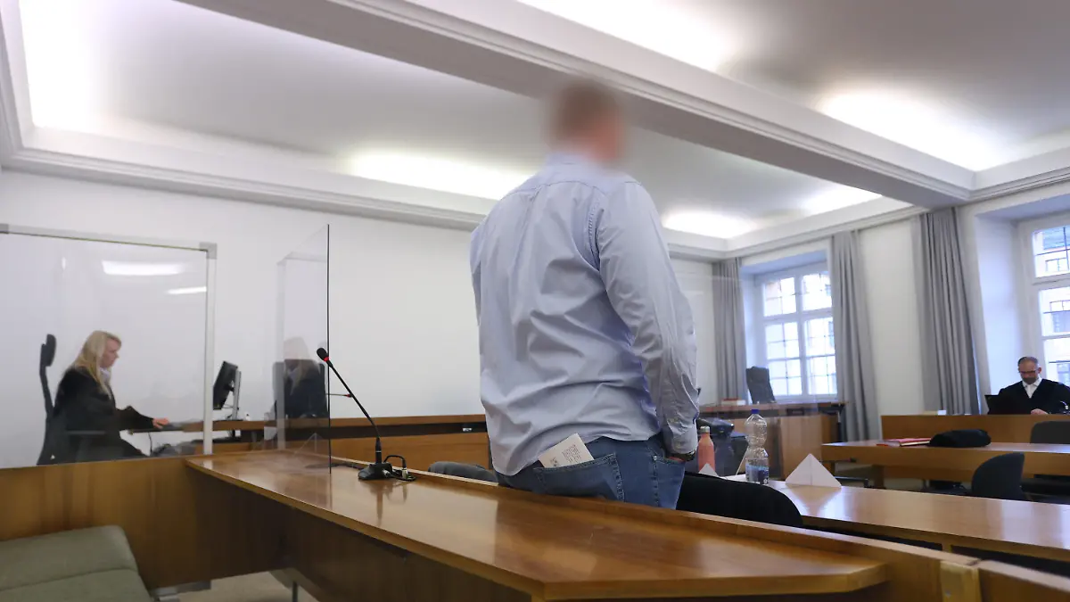 ARCHIV - 25.10.2022, Bayern, Kempten: Ein Bundeswehrsoldat steht im Landgericht Kempten in der Anklagebank. Der Mann wurde zu einer zweijährigen Haftstrafe auf Bewährung verurteilt, weil er beim Auslandeinsatz in Afghanistan eine Soldatin der Bundeswehr vergewaltigt haben soll. Das Urteil ist bisher noch nicht rechtskräftig. (zu dpa «Bundeswehrsoldat wegen Vergewaltigung in Afghanistan verurteilt») Foto: Karl-Josef Hildenbrand/dpa - ACHTUNG: Der Angeklagte wurde auf Wunsch der Verteidigung aus rechtlichen Gründen gepixelt +++ dpa-Bildfunk +++
