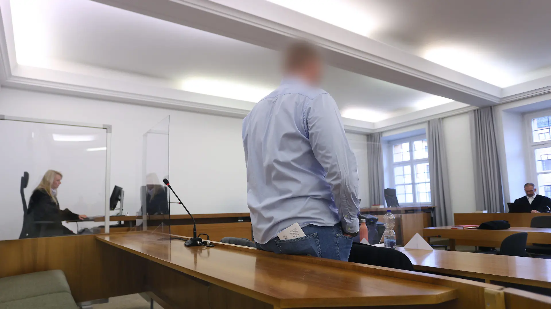 ARCHIV - 25.10.2022, Bayern, Kempten: Ein Bundeswehrsoldat steht im Landgericht Kempten in der Anklagebank. Der Mann wurde zu einer zweijährigen Haftstrafe auf Bewährung verurteilt, weil er beim Auslandeinsatz in Afghanistan eine Soldatin der Bundeswehr vergewaltigt haben soll. Das Urteil ist bisher noch nicht rechtskräftig. (zu dpa «Bundeswehrsoldat wegen Vergewaltigung in Afghanistan verurteilt») Foto: Karl-Josef Hildenbrand/dpa - ACHTUNG: Der Angeklagte wurde auf Wunsch der Verteidigung aus rechtlichen Gründen gepixelt +++ dpa-Bildfunk +++