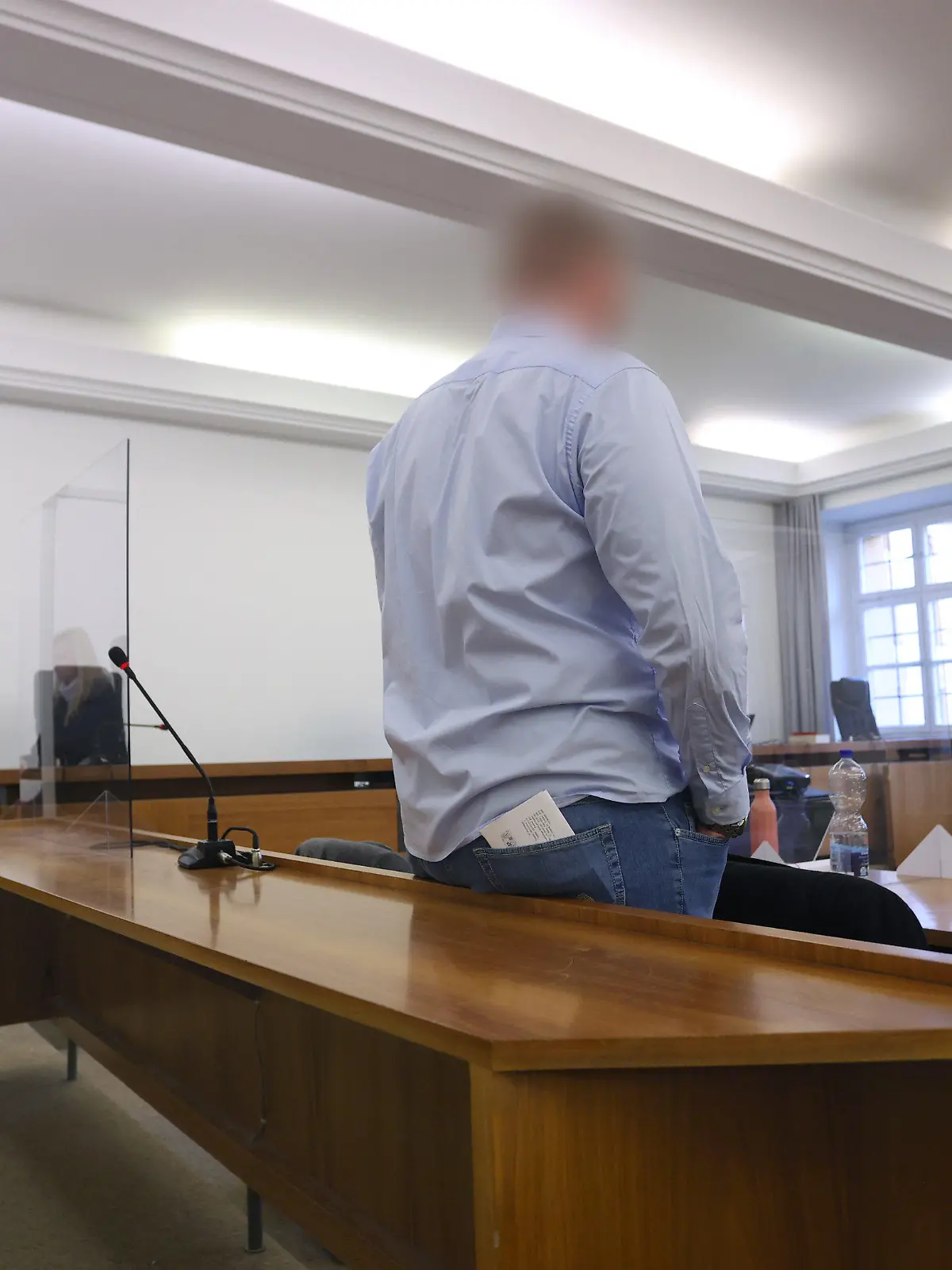 ARCHIV - 25.10.2022, Bayern, Kempten: Ein Bundeswehrsoldat steht im Landgericht Kempten in der Anklagebank. Der Mann wurde zu einer zweijährigen Haftstrafe auf Bewährung verurteilt, weil er beim Auslandeinsatz in Afghanistan eine Soldatin der Bundeswehr vergewaltigt haben soll. Das Urteil ist bisher noch nicht rechtskräftig. (zu dpa «Bundeswehrsoldat wegen Vergewaltigung in Afghanistan verurteilt») Foto: Karl-Josef Hildenbrand/dpa - ACHTUNG: Der Angeklagte wurde auf Wunsch der Verteidigung aus rechtlichen Gründen gepixelt +++ dpa-Bildfunk +++