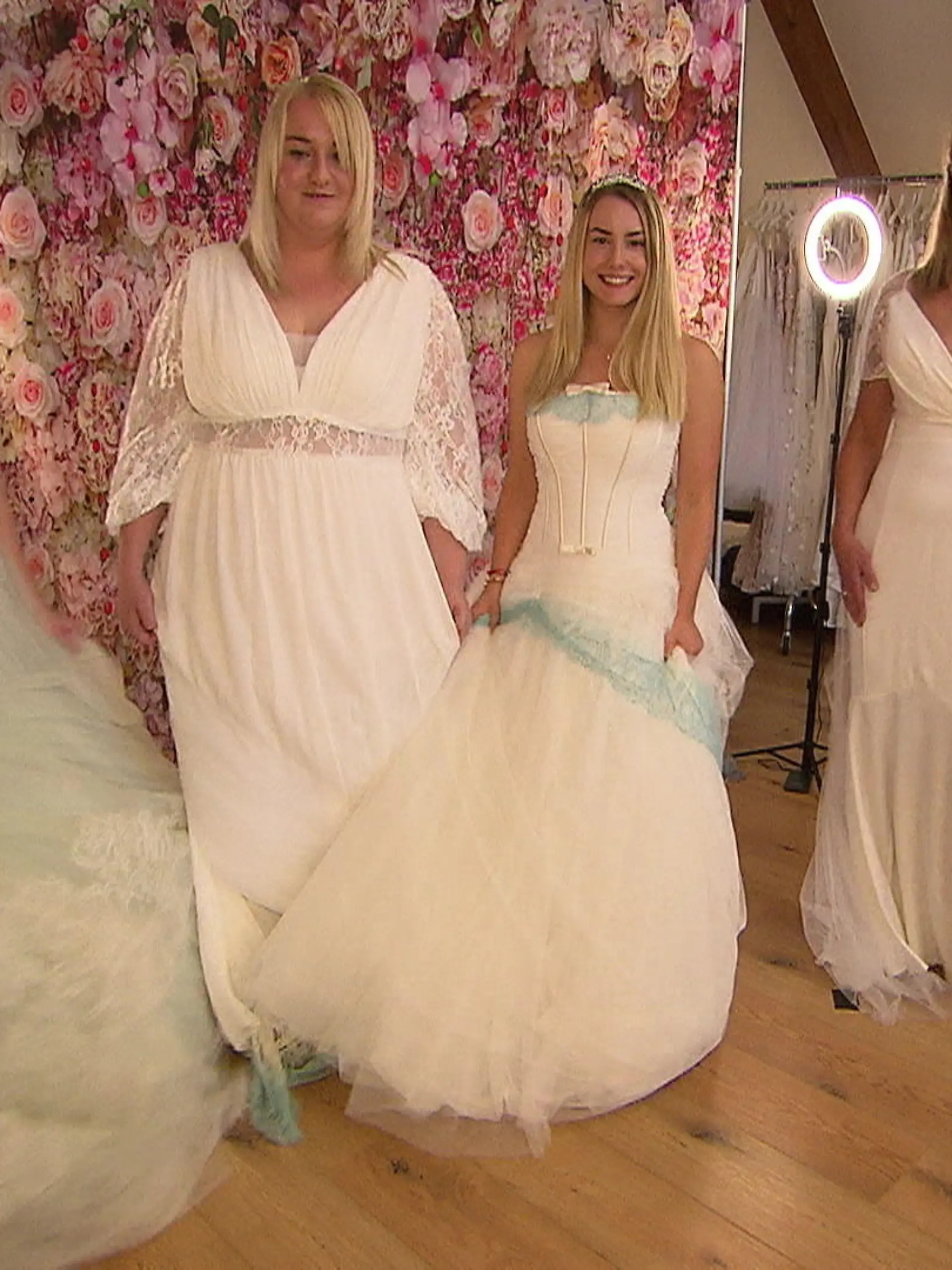 Bild zu: "Brautkleidanprobe für Singles"