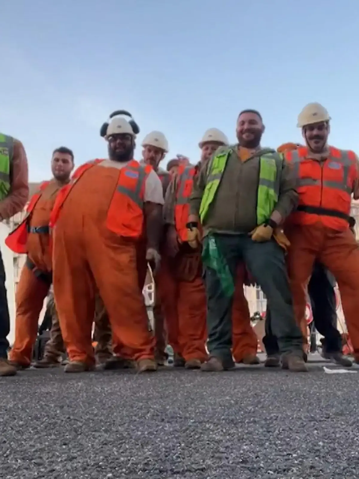 Die Choreografie der Bauarbeiter kommt auch bei TikTok-Nutzern extrem gut an. Das Video geht gerade auf der Plattform viral und hat schon 32 Millionen Klicks abgeräumt.