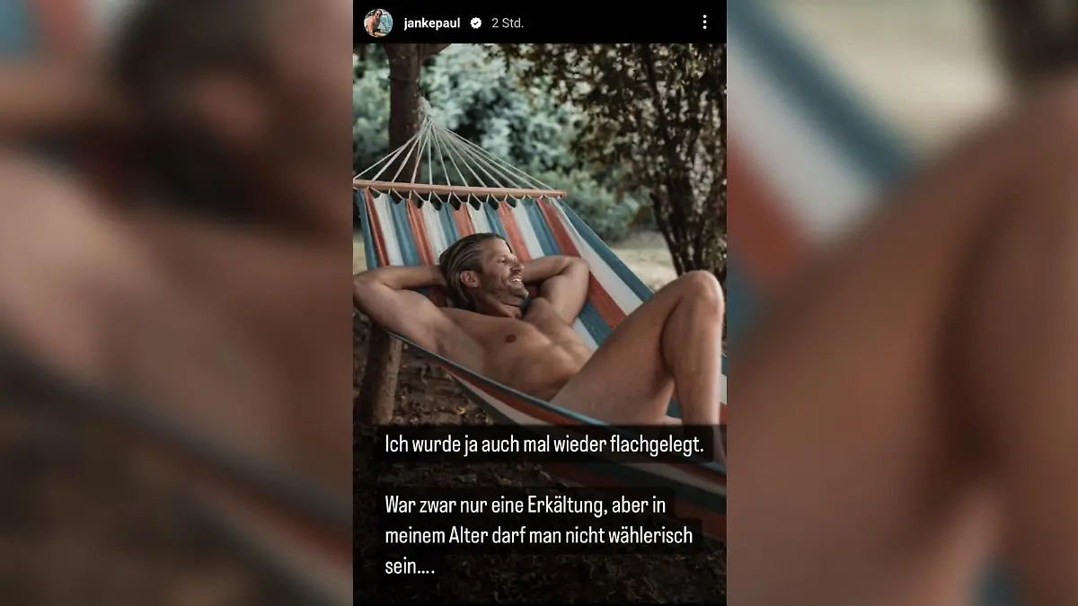Paul Janke nackt in einer Hängematte.