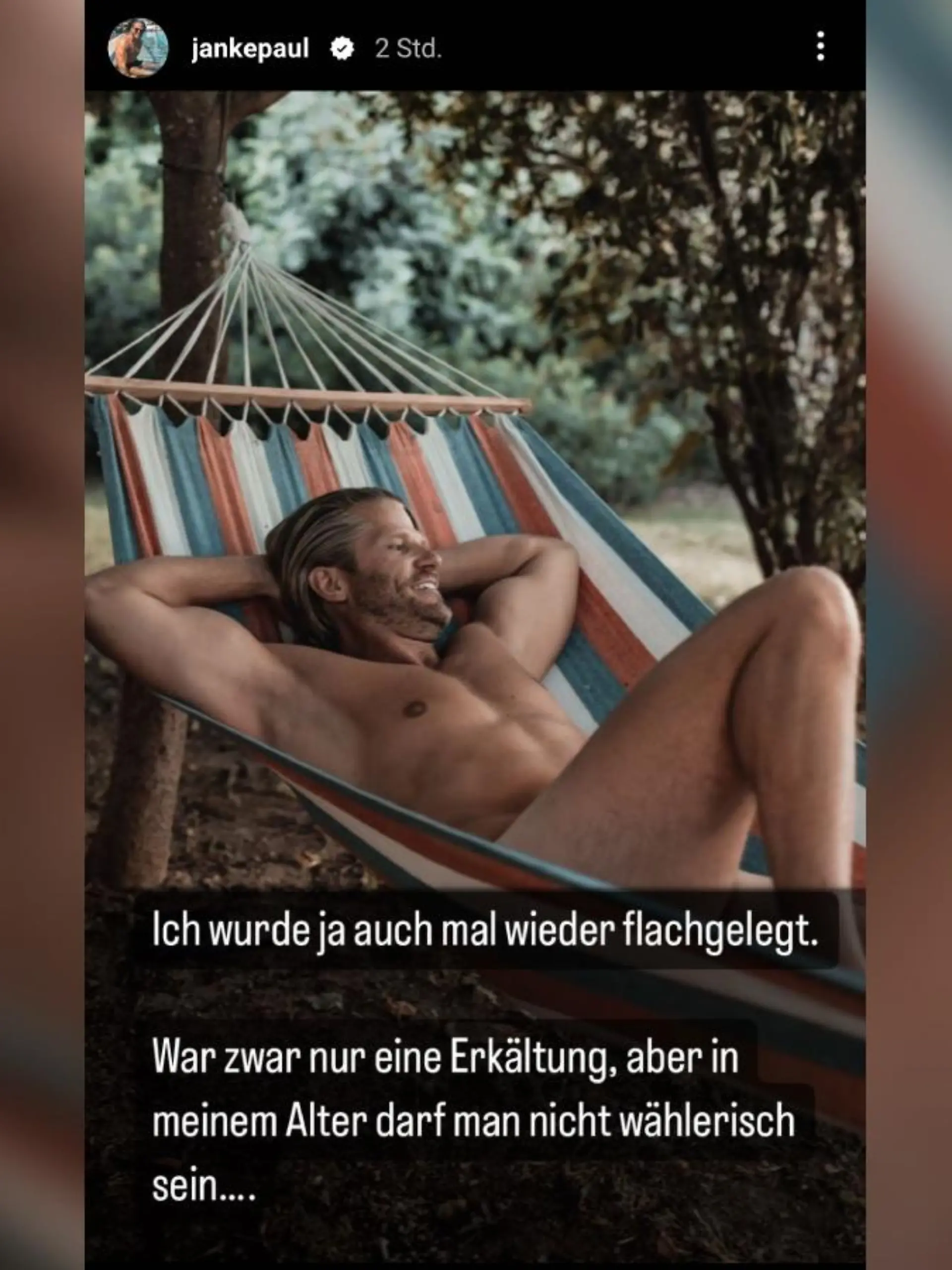 Paul Janke nackt in einer Hängematte.