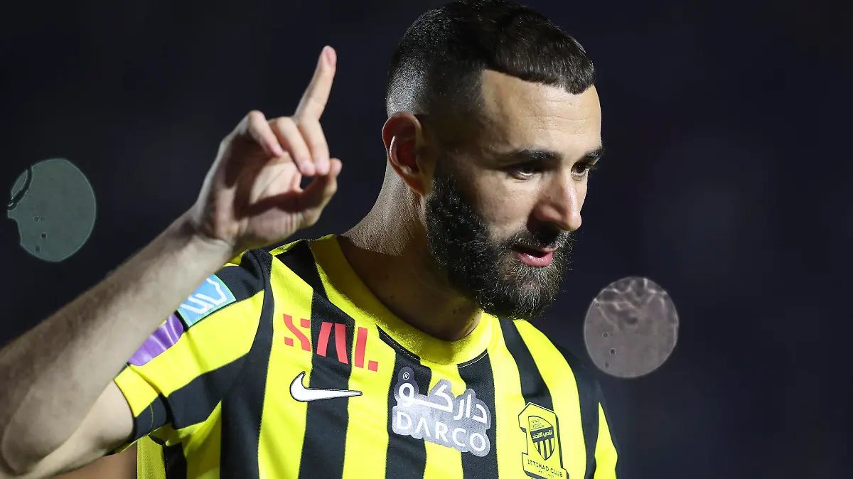 ARCHIV - 08.06.2023, Saudi-Arabien, Jeddah: Karim Benzema, Spieler des saudischen Fußballvereins Al Ittihad, begrüßt die saudischen Fans bei seiner Vorstellung im King Abdullah Sports City Stadium. Benzema und sein Team traten in der asiatischen Champions League am Montag nicht an. (zu dpa: «Champions League: Saudi-Meister tritt in Iran nicht an») Foto: STR/AP/dpa +++ dpa-Bildfunk +++
