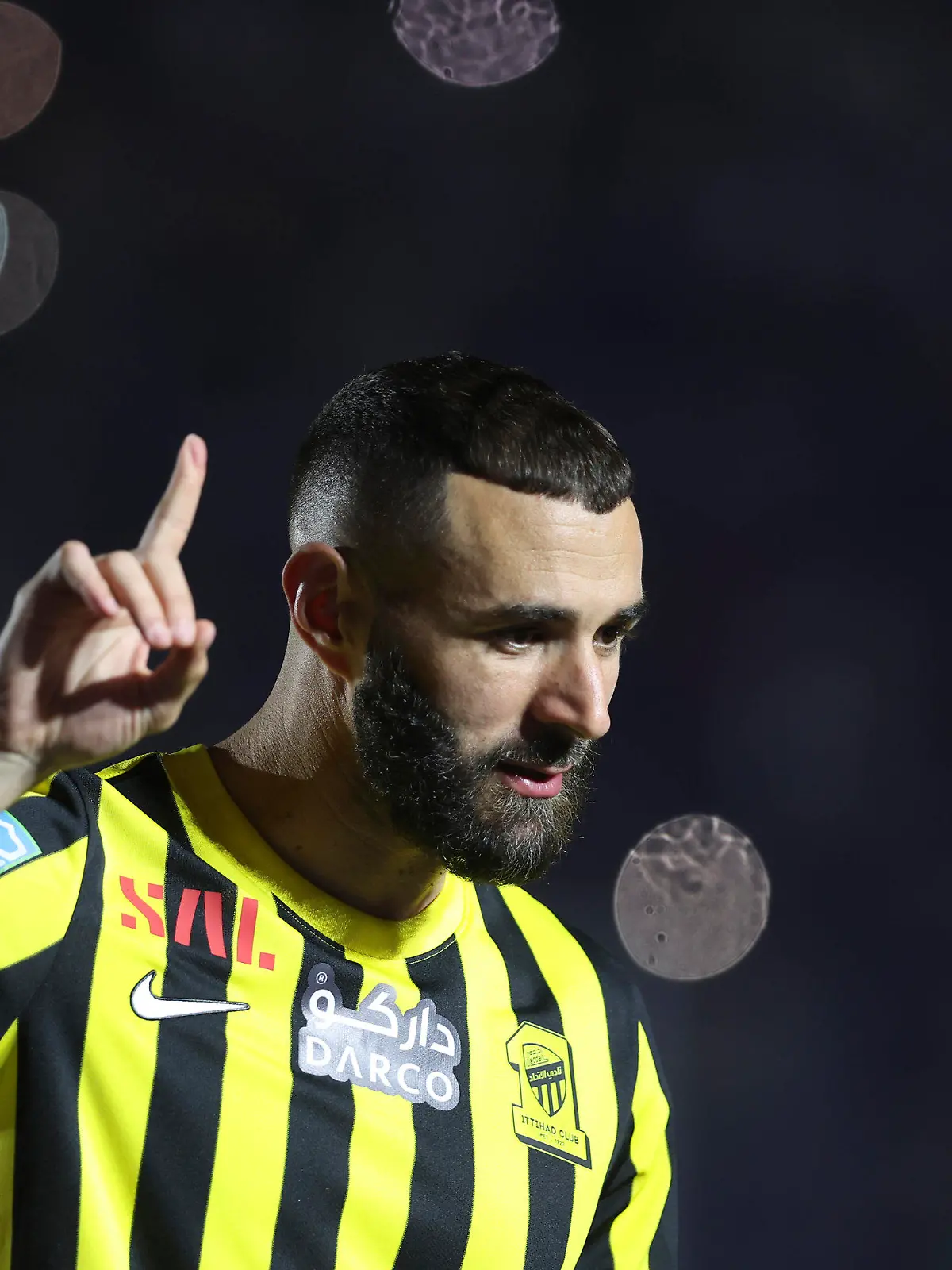 ARCHIV - 08.06.2023, Saudi-Arabien, Jeddah: Karim Benzema, Spieler des saudischen Fußballvereins Al Ittihad, begrüßt die saudischen Fans bei seiner Vorstellung im King Abdullah Sports City Stadium. Benzema und sein Team traten in der asiatischen Champions League am Montag nicht an. (zu dpa: «Champions League: Saudi-Meister tritt in Iran nicht an») Foto: STR/AP/dpa +++ dpa-Bildfunk +++