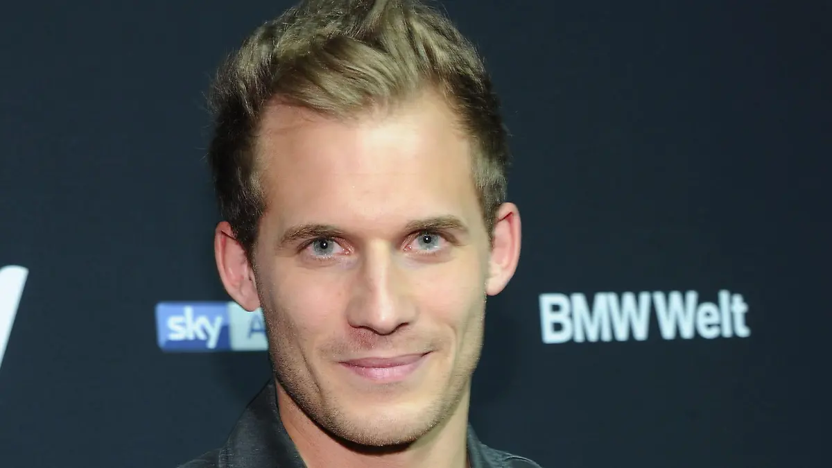 Der Sportjounalist Thomas Fleischmann lächelt am 15.03.2015 im Rahmen des Krimifestivals München beim exklusiven Screening der neuen Thrillerserie "100 Code" in der BMW Welt in München (Bayern). Die internationale Thrillerserie startet am 19. März auf Sky Atlantic HD und spielt in Stockholm sowie New York. Foto: Ursula Düren/dpa