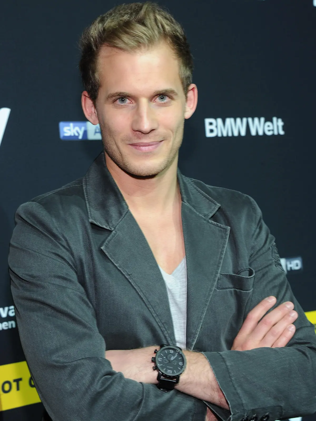 Der Sportjounalist Thomas Fleischmann lächelt am 15.03.2015 im Rahmen des Krimifestivals München beim exklusiven Screening der neuen Thrillerserie "100 Code" in der BMW Welt in München (Bayern). Die internationale Thrillerserie startet am 19. März auf Sky Atlantic HD und spielt in Stockholm sowie New York. Foto: Ursula Düren/dpa