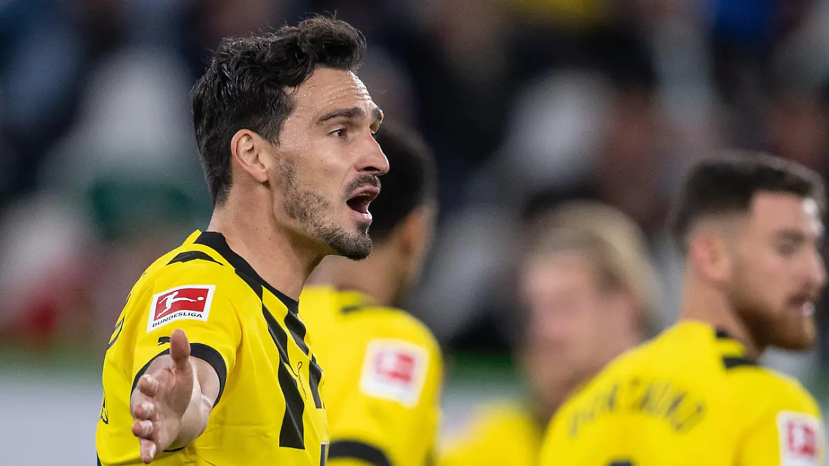 ARCHIV - 08.11.2022, Niedersachsen, Wolfsburg: Fußball: Bundesliga, VfL Wolfsburg - Borussia Dortmund, 14. Spieltag, Volkswagen Arena. Dortmunds Mats Hummels gestikuliert. (zu dpa: «Hummels hofft auf Platz im WM-Kader: «Haue alles in die Waagschale»») Foto: Swen Pförtner/dpa - WICHTIGER HINWEIS: Gemäß den Vorgaben der DFL Deutsche Fußball Liga bzw. des DFB Deutscher Fußball-Bund ist es untersagt, in dem Stadion und/oder vom Spiel angefertigte Fotoaufnahmen in Form von Sequenzbildern und/oder videoähnlichen Fotostrecken zu verwerten bzw. verwerten zu lassen. +++ dpa-Bildfunk +++