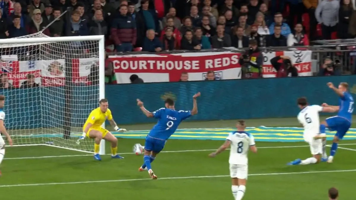 Italien schenkt England frühes 1:0 ein Squadra Azzurra im Spitzenspiel vorn