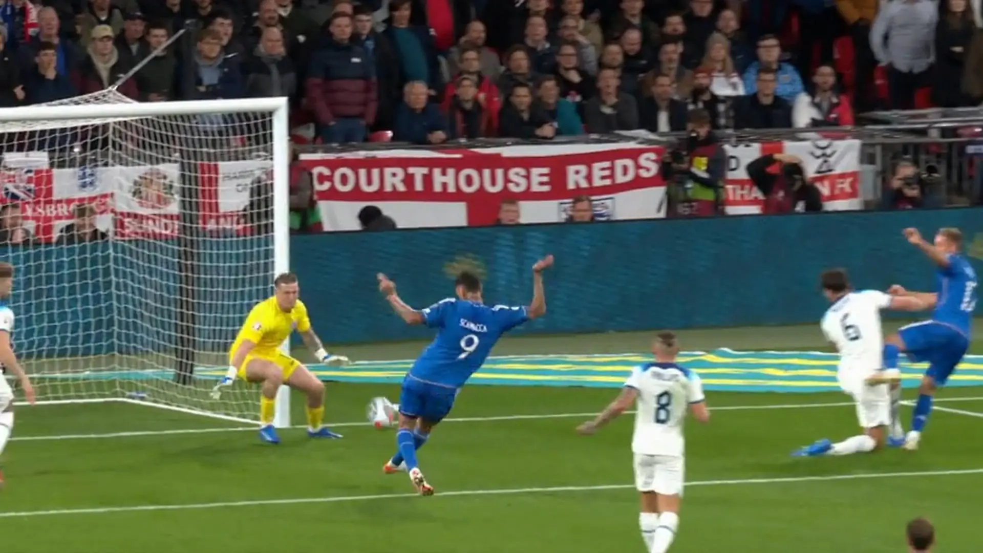 Italien schenkt England frühes 1:0 ein Squadra Azzurra im Spitzenspiel vorn