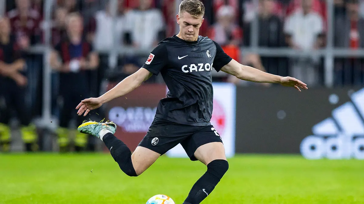 ARCHIV - 16.10.2022, Bayern, München: Fußball: Bundesliga, Bayern München - SC Freiburg, 10. Spieltag, Allianz Arena. Freiburgs Matthias Ginter in Aktion. (zu dpa: «Ginter und Co.: Freiburger kämpfen um Gruppensieg und Argumente für WM») Foto: Tom Weller/dpa - WICHTIGER HINWEIS: Gemäß den Vorgaben der DFL Deutsche Fußball Liga bzw. des DFB Deutscher Fußball-Bund ist es untersagt, in dem Stadion und/oder vom Spiel angefertigte Fotoaufnahmen in Form von Sequenzbildern und/oder videoähnlichen Fotostrecken zu verwerten bzw. verwerten zu lassen. +++ dpa-Bildfunk +++