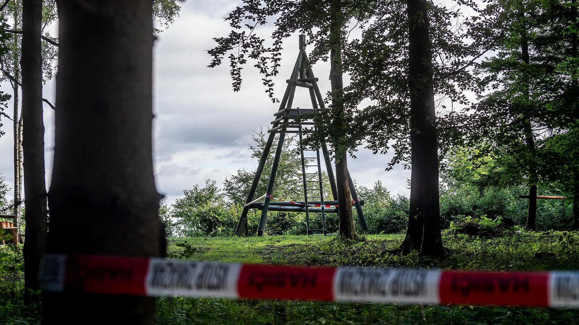 04.08.2023, Tschechien, Markvartice: Flatterband der Polizei sperrt den Zugang zum Aussichtsturm in Markvartice. Hier war am 3. August eine Kindergruppe von einer rund drei Meter hohen Aussichtsplattform gestürzt. Neun teils schwer verletzte Kinder wurden mit Hubschraubern und Krankenwagen in Kliniken gebracht, wie eine Polizeisprecherin am Freitag mitteilte. Foto: Hájek Ondøej/CTK/dpa +++ dpa-Bildfunk +++