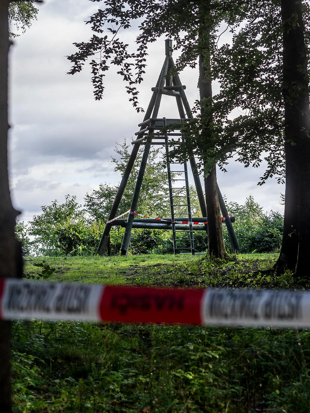 04.08.2023, Tschechien, Markvartice: Flatterband der Polizei sperrt den Zugang zum Aussichtsturm in Markvartice. Hier war am 3. August eine Kindergruppe von einer rund drei Meter hohen Aussichtsplattform gestürzt. Neun teils schwer verletzte Kinder wurden mit Hubschraubern und Krankenwagen in Kliniken gebracht, wie eine Polizeisprecherin am Freitag mitteilte. Foto: Hájek Ondøej/CTK/dpa +++ dpa-Bildfunk +++