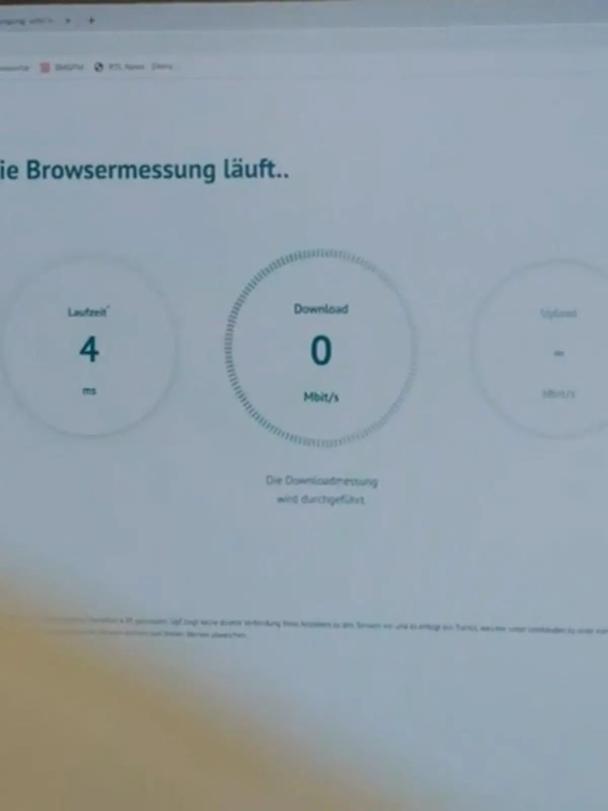 Wer kennt es nicht: Man sitzt am PC, möchte schnell etwas erledigen – aber gegen das schnell hat besonders einer etwas: das Internet. Der Browser lädt und lädt und nichts tut sich, dabei steht einem doch laut Vertrag eine schnelle Internetverbindung zu. DAS können Verbraucher tun.