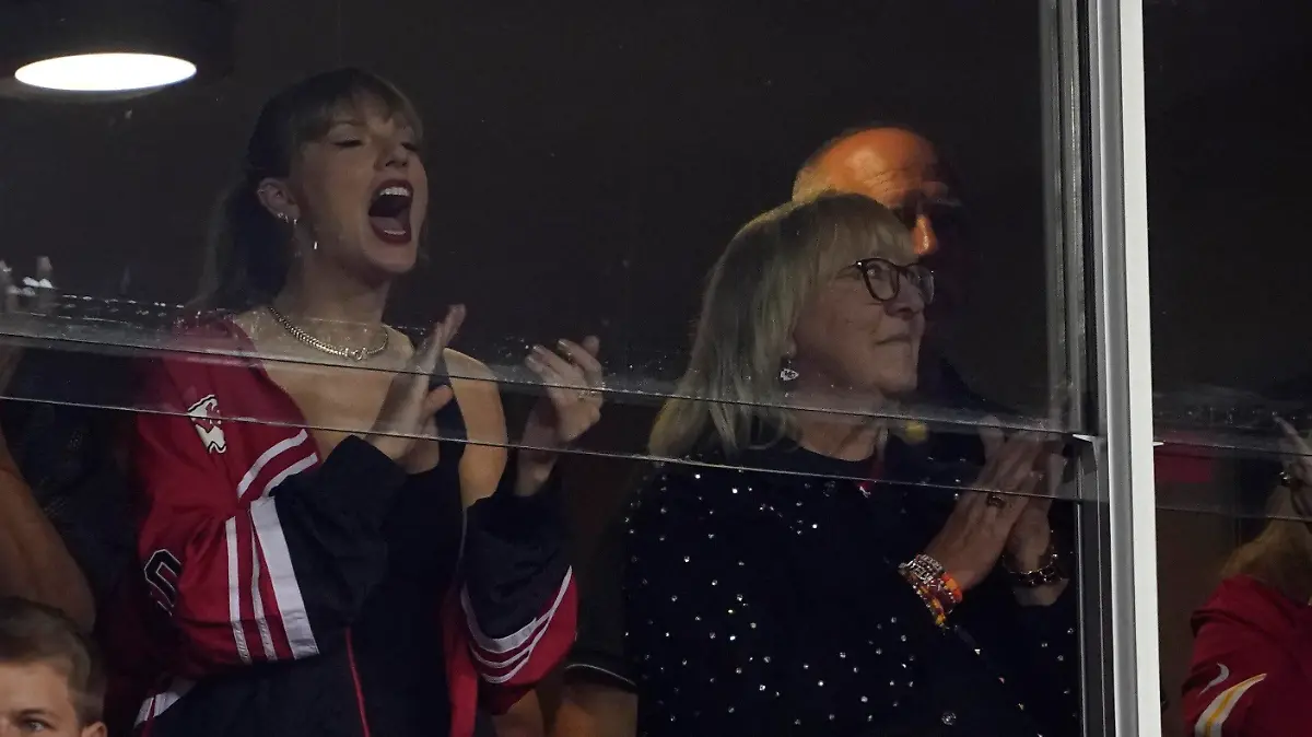 ARCHIV - 12.10.2023, USA, Kansas City: American Football: Profiliga NFL, Hauptrunde, Kansas City Chiefs - Denver Broncos. Taylor Swift und Donna Kelce jubeln während der ersten Halbzeit. (zu dpa: «Star trifft Superstar: Kelce und Swift Marketinggeschenk für NFL») Foto: Ed Zurga/AP/dpa +++ dpa-Bildfunk +++