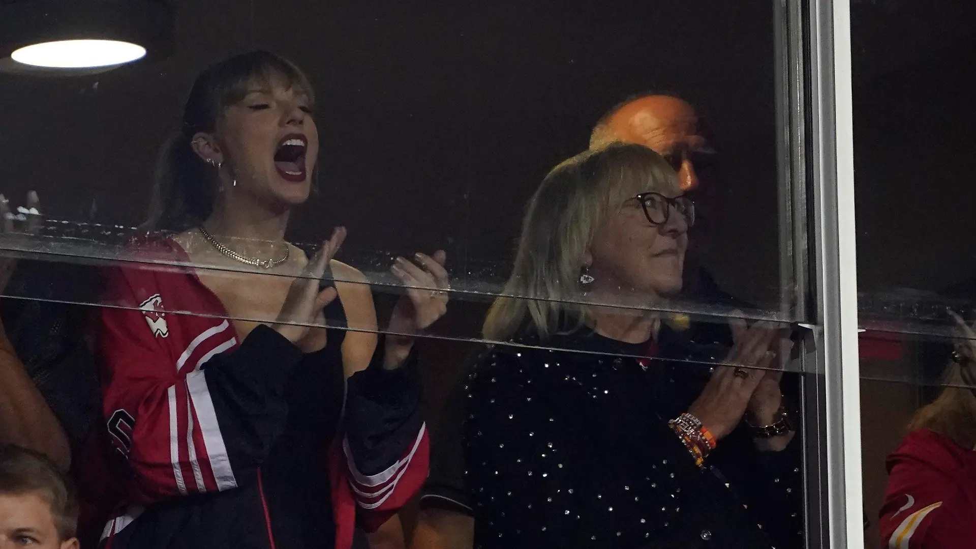 ARCHIV - 12.10.2023, USA, Kansas City: American Football: Profiliga NFL, Hauptrunde, Kansas City Chiefs - Denver Broncos. Taylor Swift und Donna Kelce jubeln während der ersten Halbzeit. (zu dpa: «Star trifft Superstar: Kelce und Swift Marketinggeschenk für NFL») Foto: Ed Zurga/AP/dpa +++ dpa-Bildfunk +++