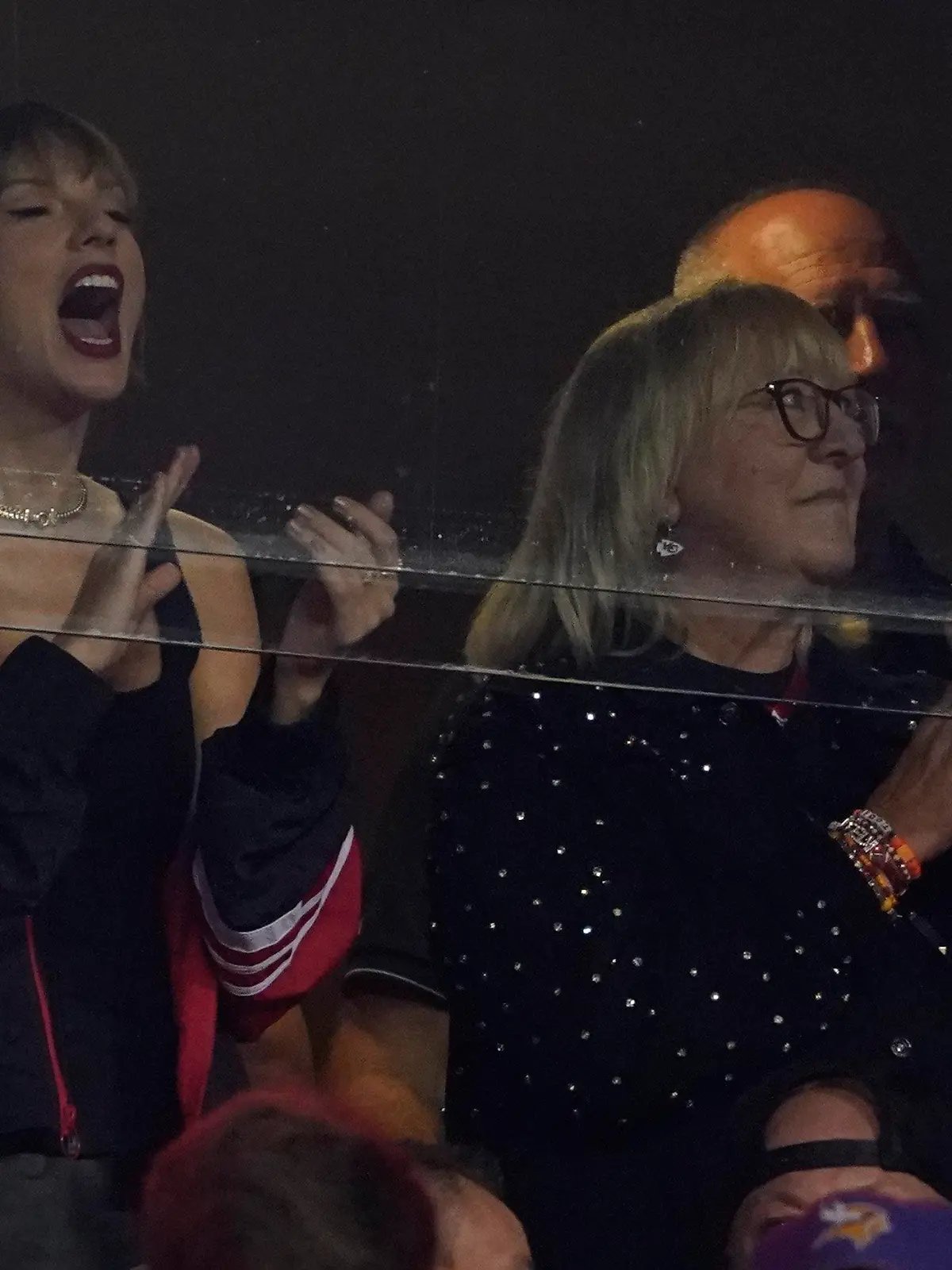 ARCHIV - 12.10.2023, USA, Kansas City: American Football: Profiliga NFL, Hauptrunde, Kansas City Chiefs - Denver Broncos. Taylor Swift und Donna Kelce jubeln während der ersten Halbzeit. (zu dpa: «Star trifft Superstar: Kelce und Swift Marketinggeschenk für NFL») Foto: Ed Zurga/AP/dpa +++ dpa-Bildfunk +++